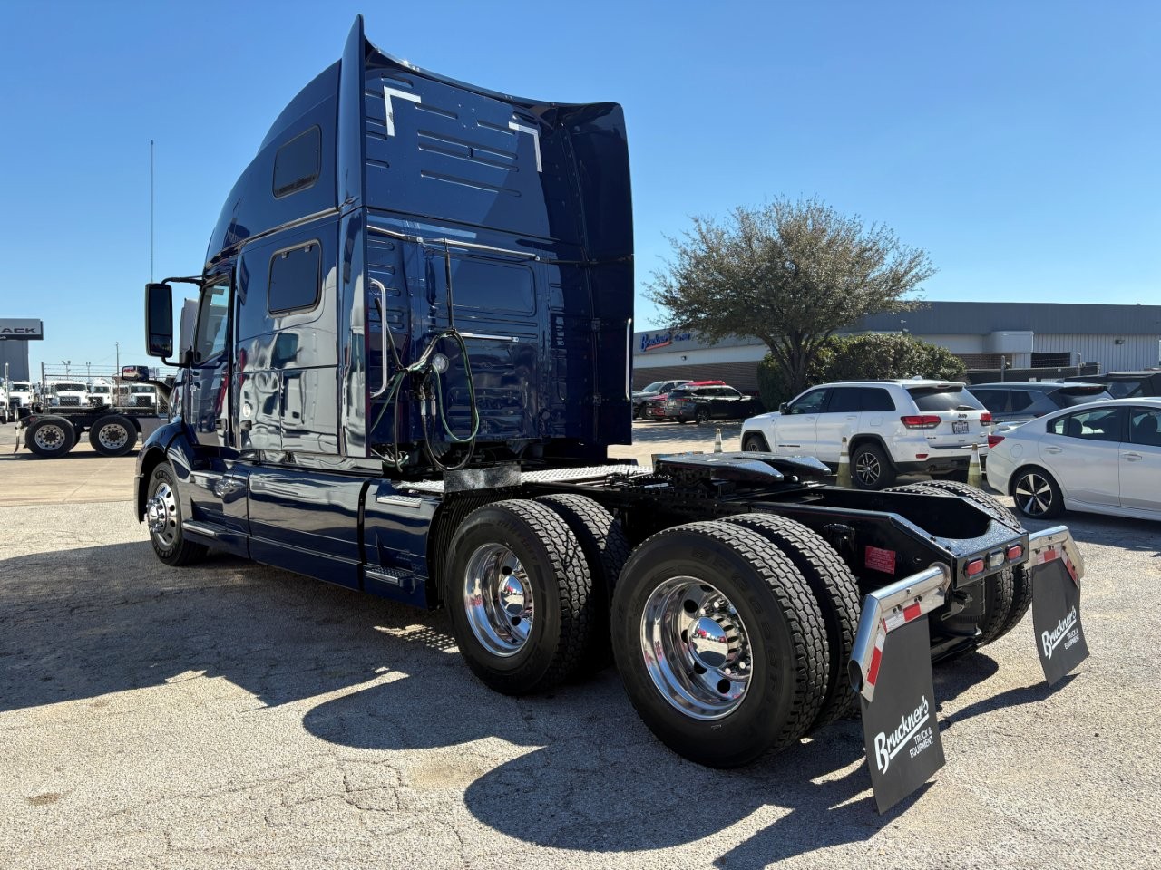 2021 Volvo - image 7