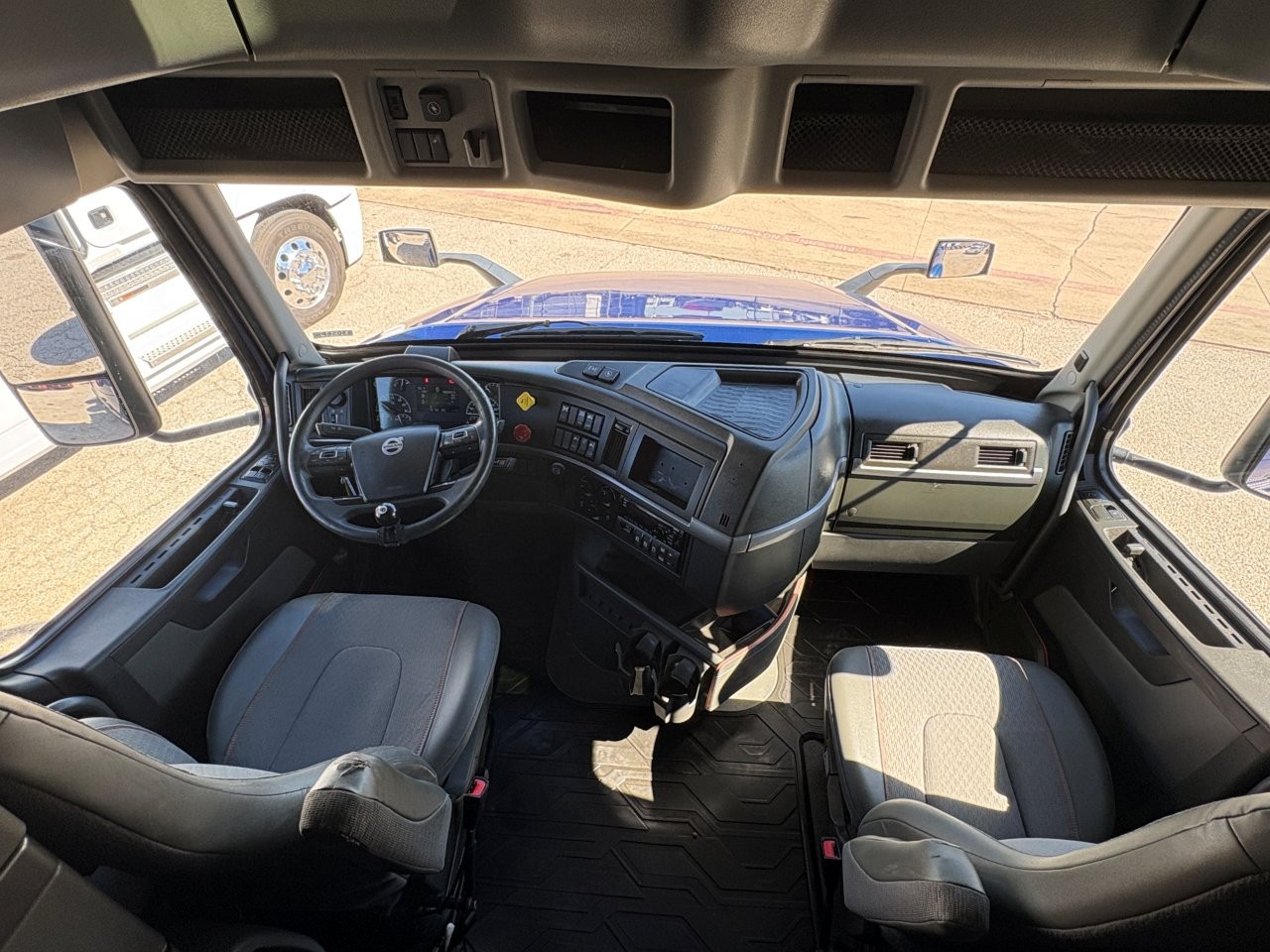 2021 Volvo - image 24