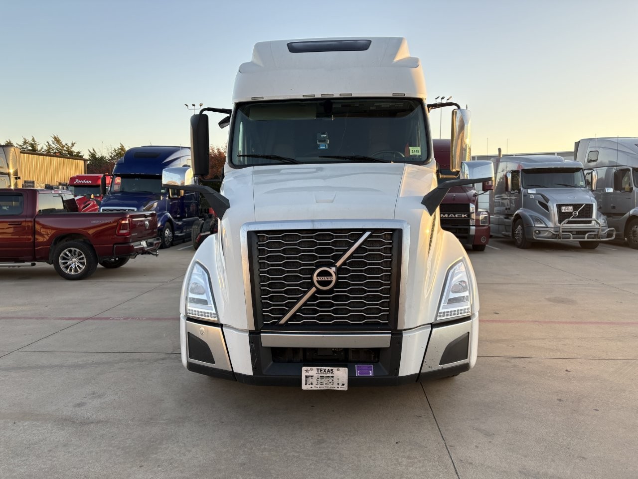 2023 Volvo - image 3