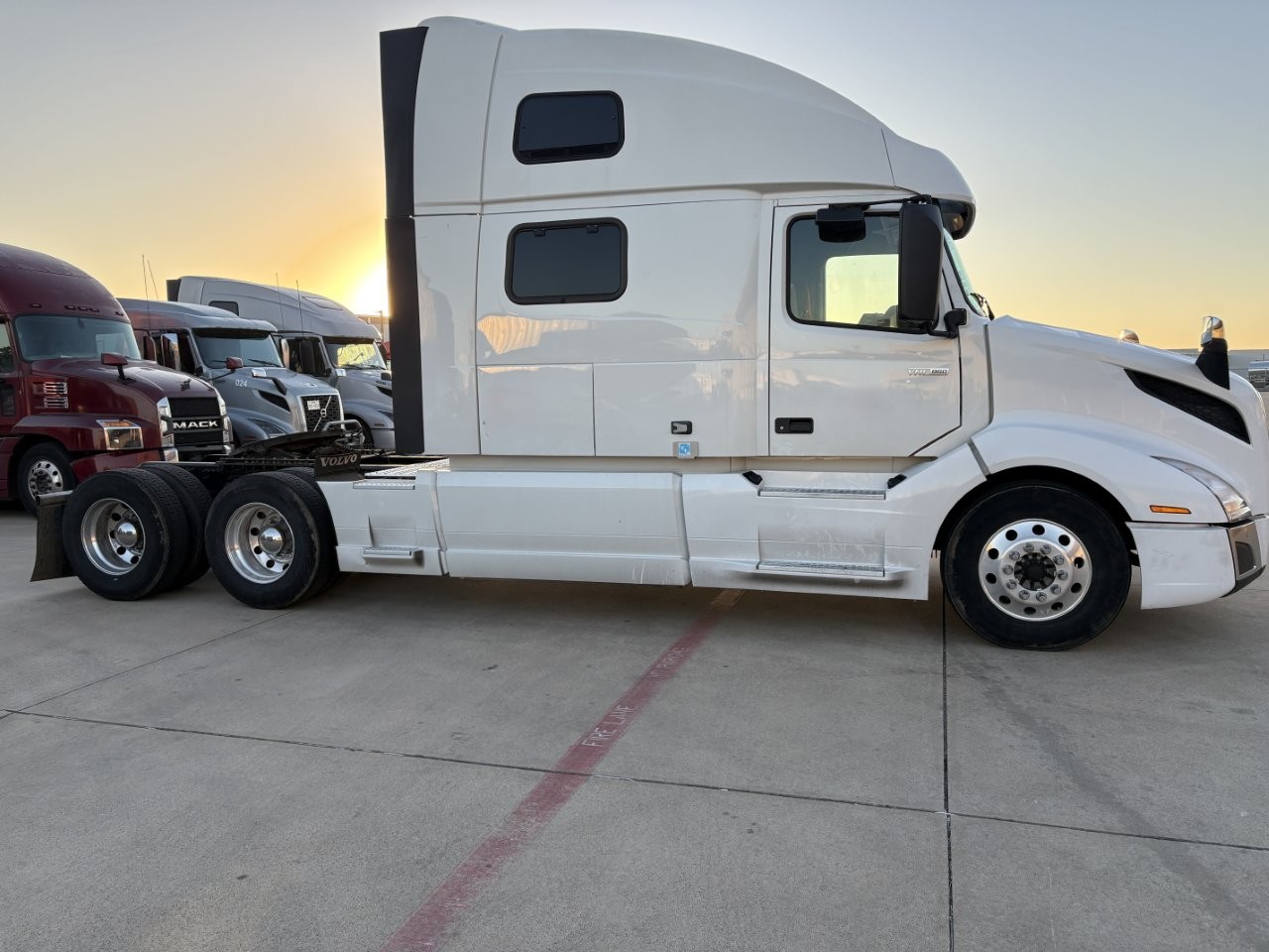 2023 Volvo - image 4