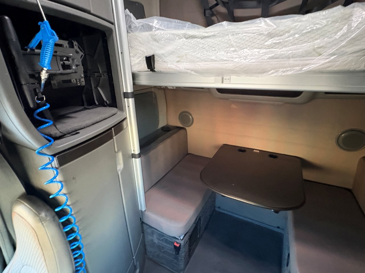 2023 Volvo - image 17