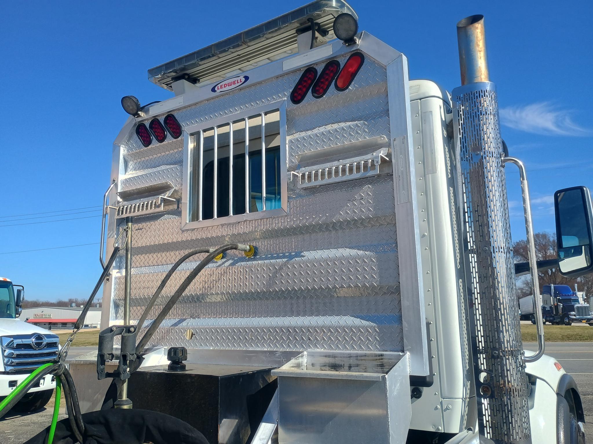 2023 Peterbilt 567 - image 7