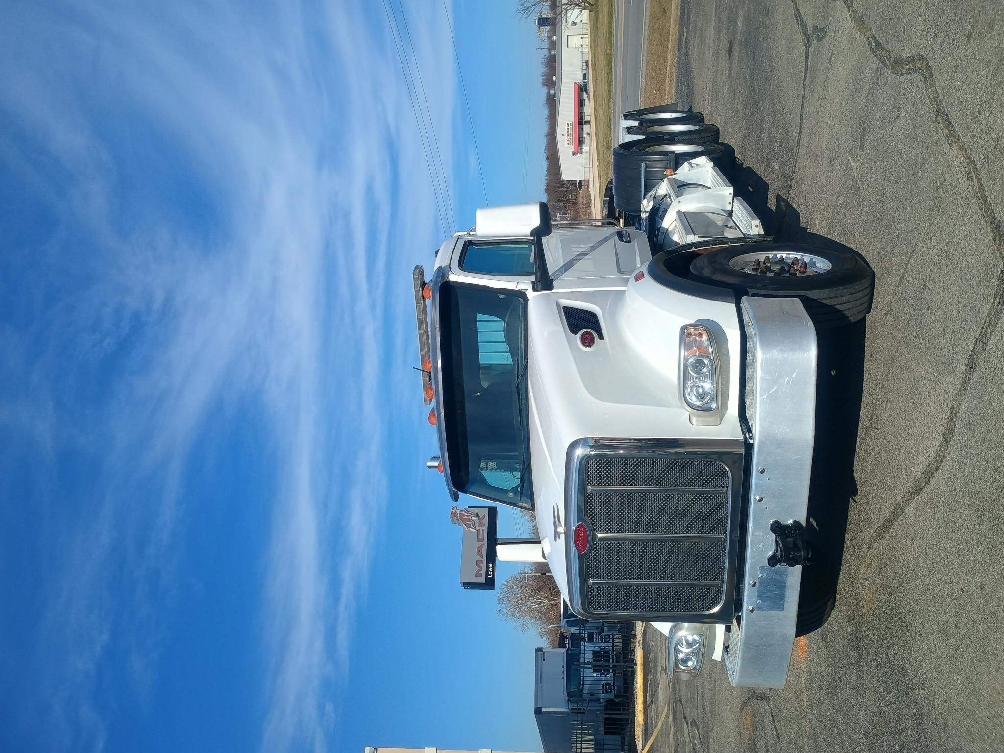 2023 Peterbilt 567 - image 1