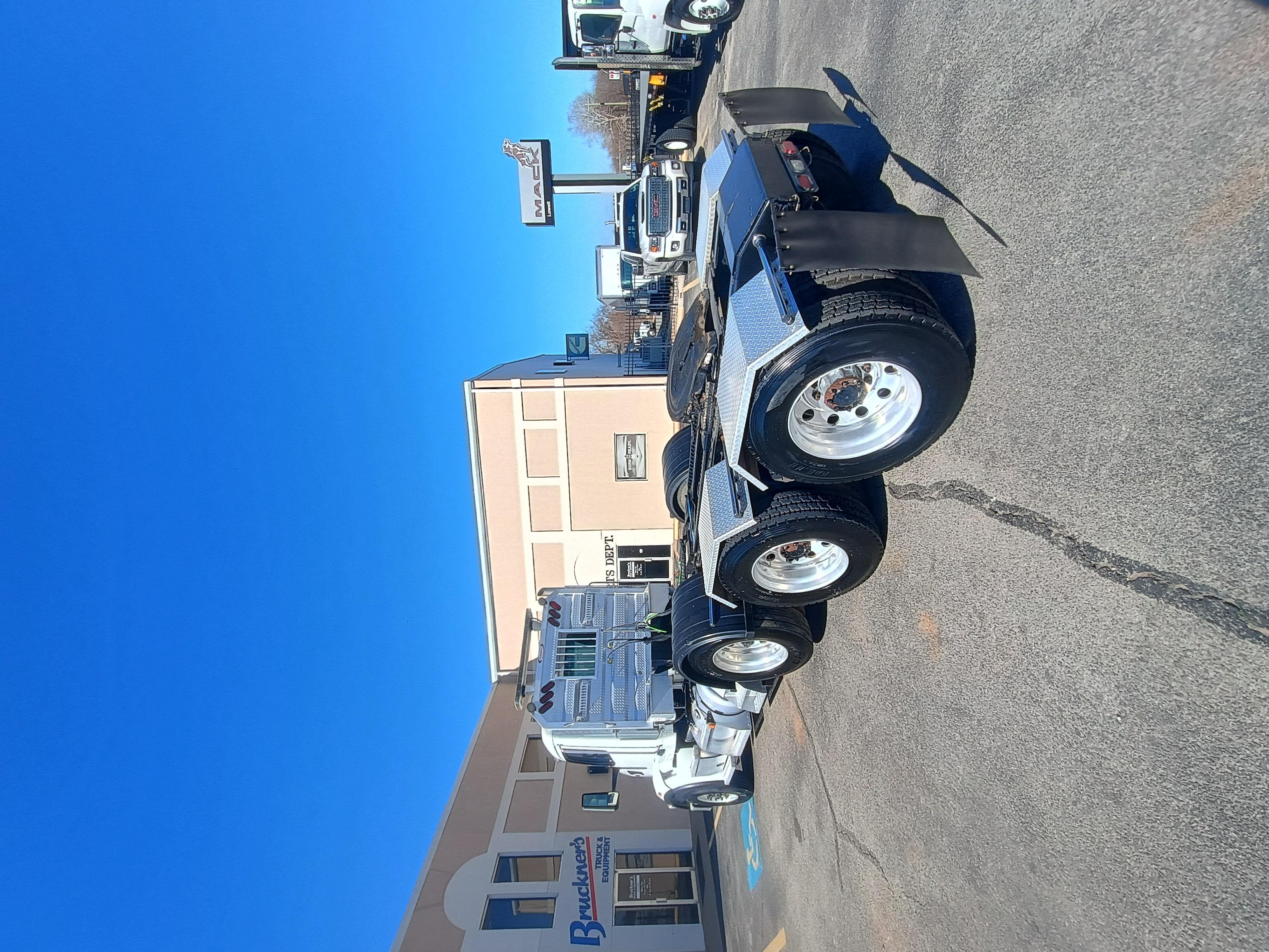 2023 Peterbilt 567 - image 4