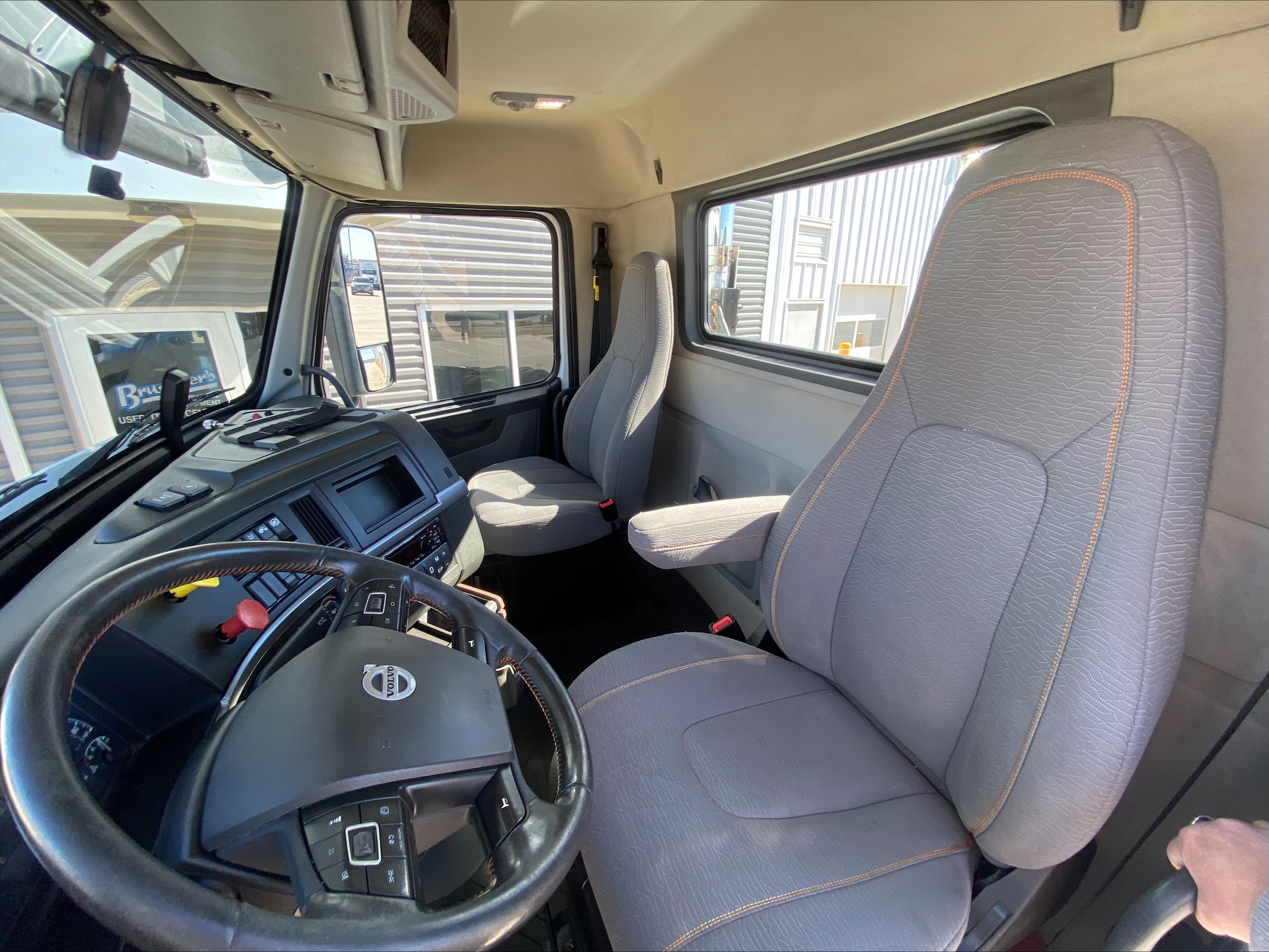 2019 Volvo - image 13