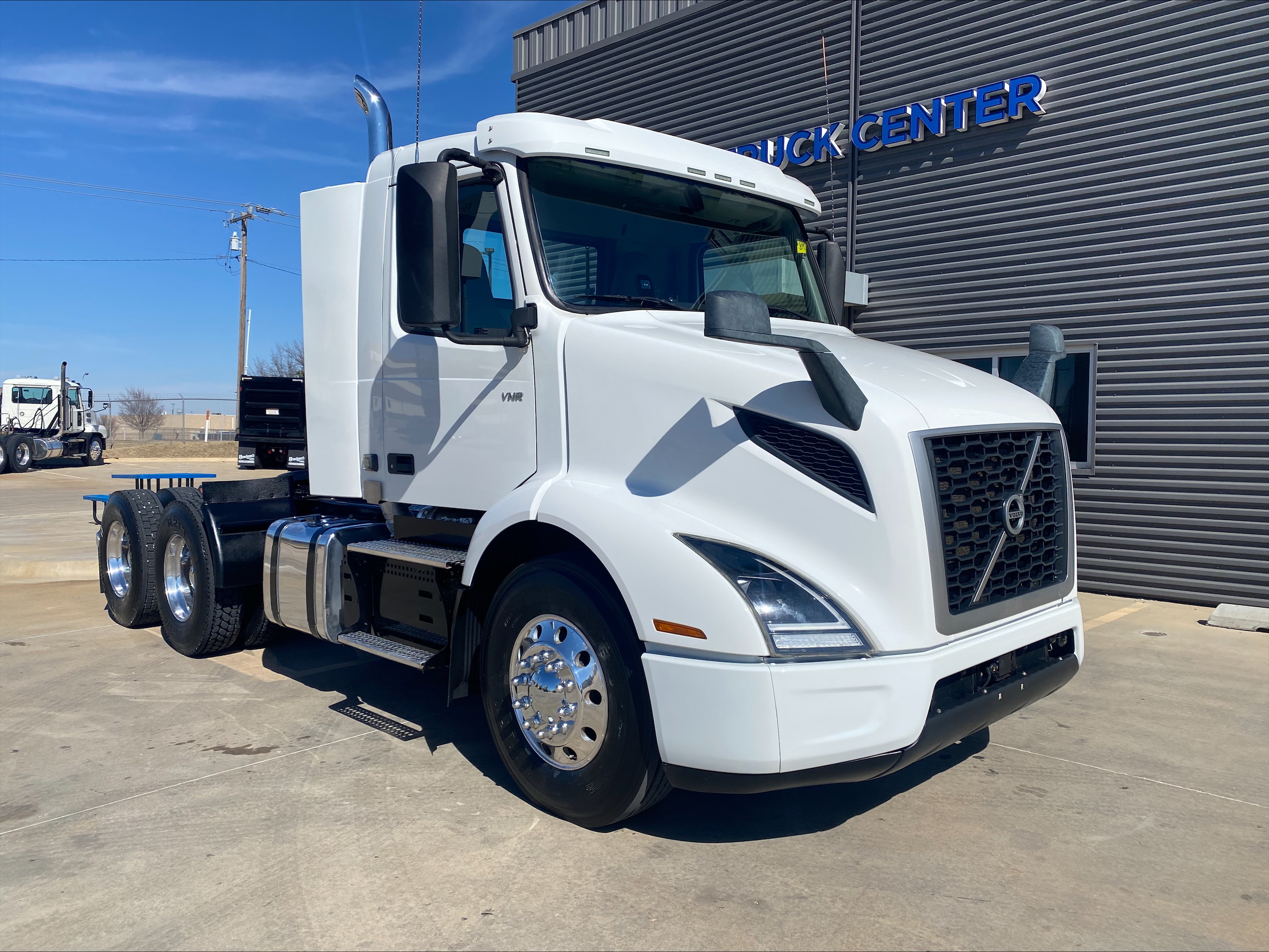 2019 Volvo - image 3