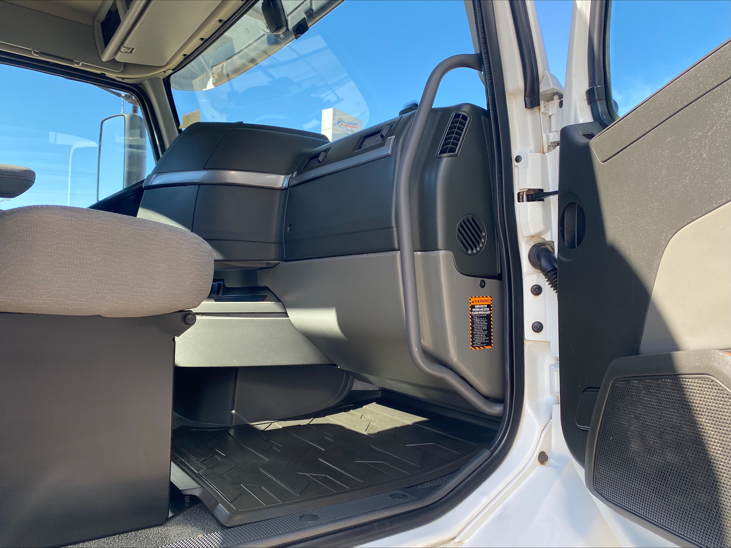 2019 Volvo - image 14