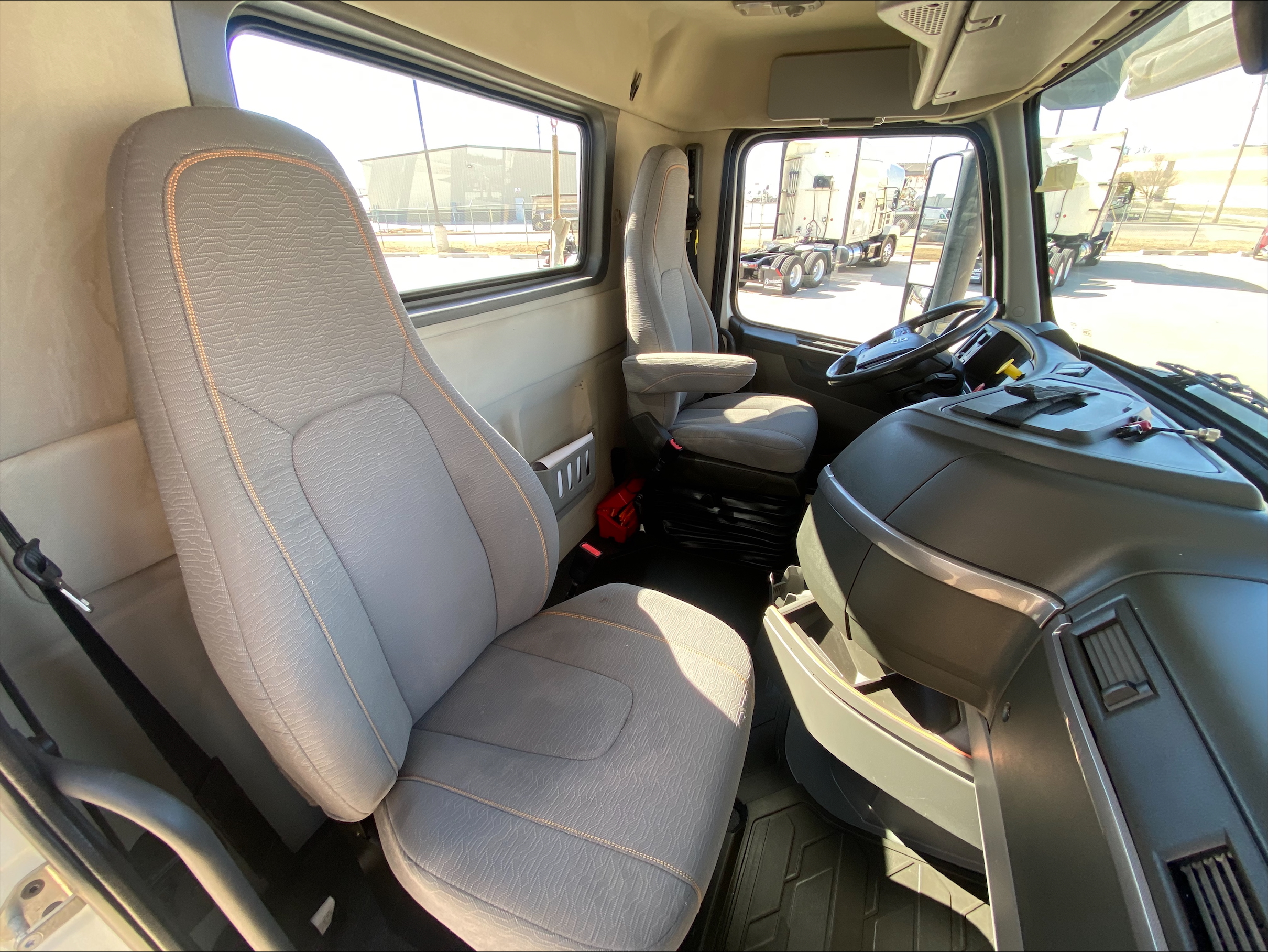 2019 Volvo - image 16