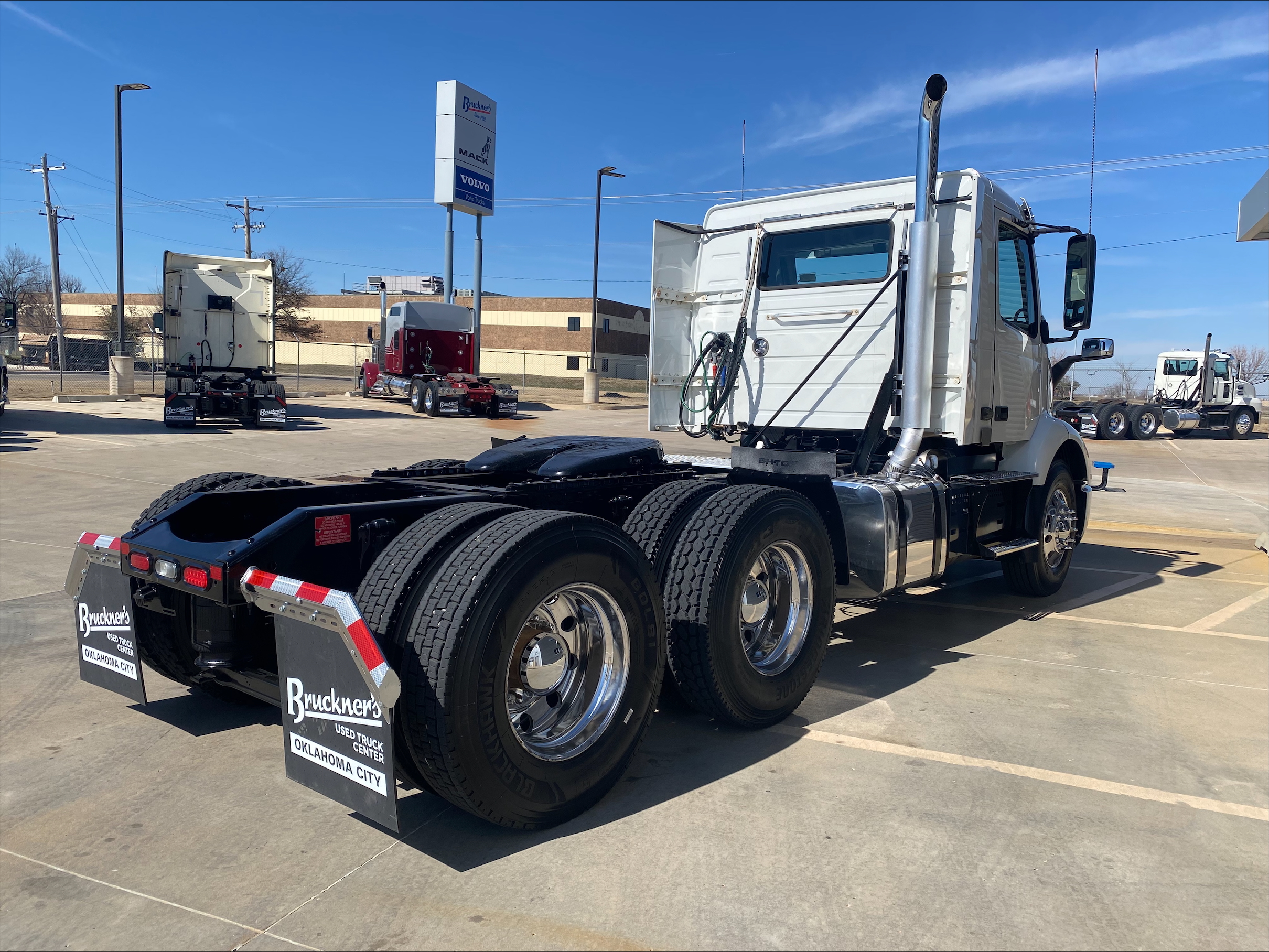 2019 Volvo - image 5