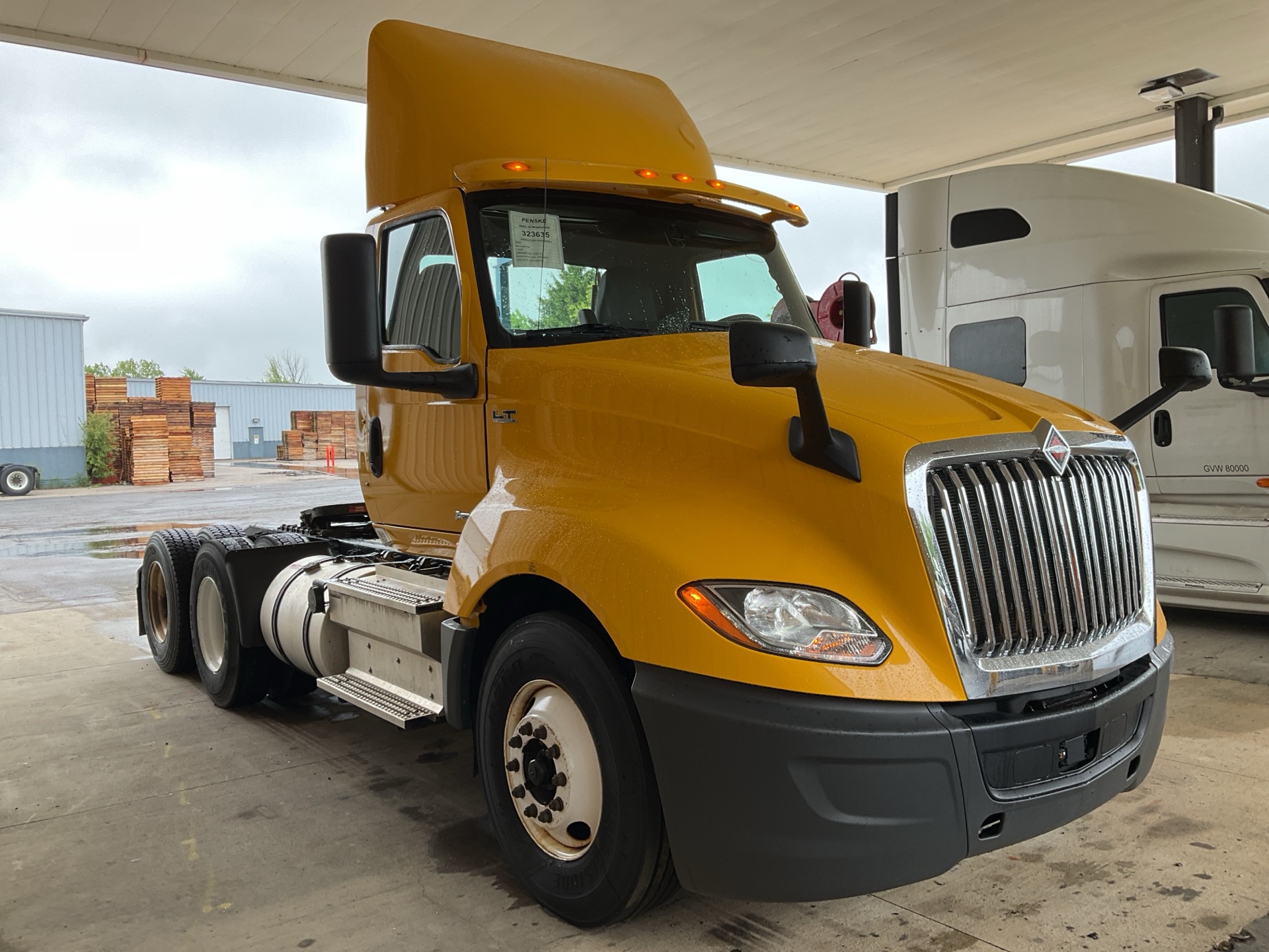 2019 International LT - image 3