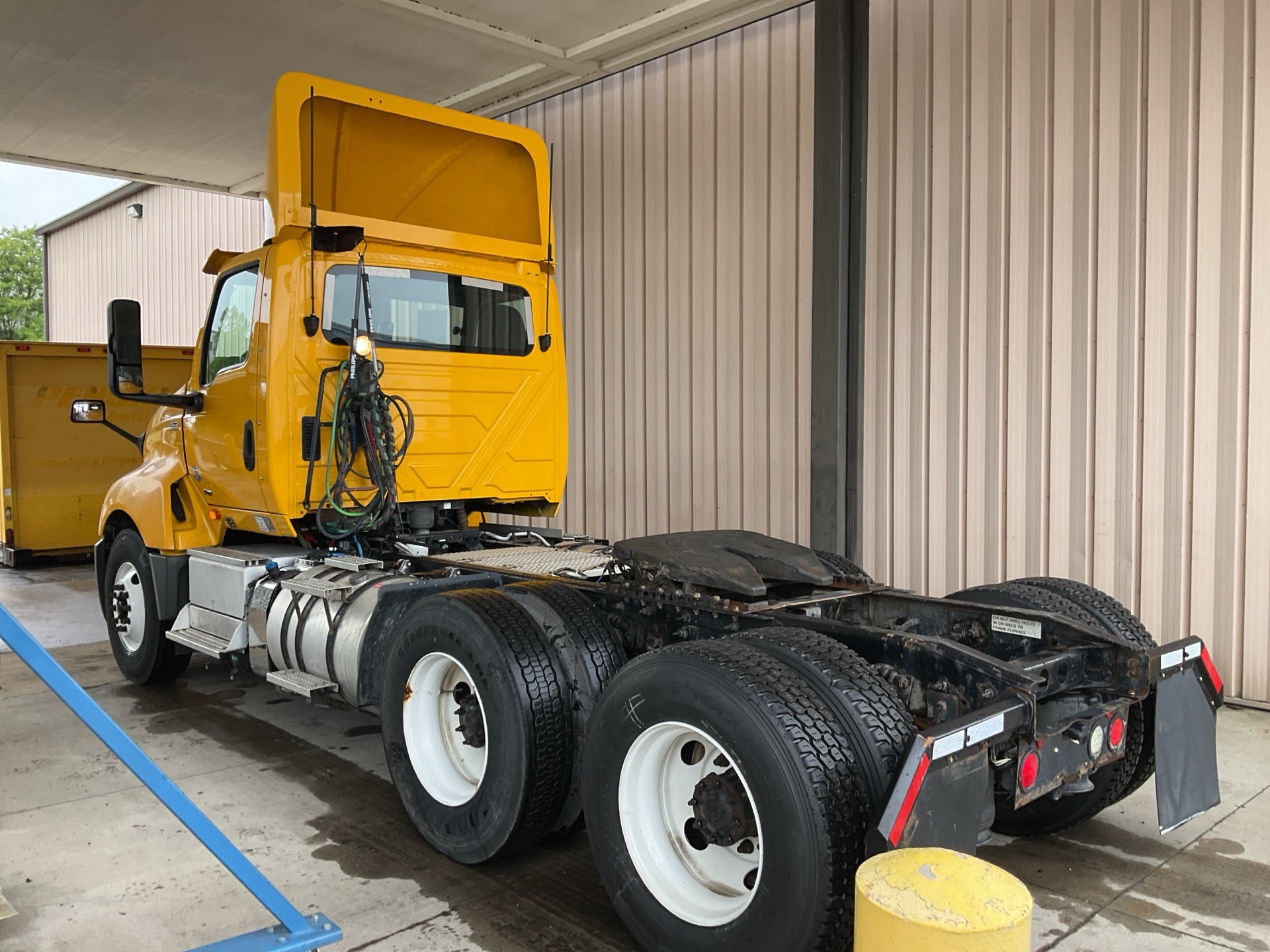 2019 International LT - image 2