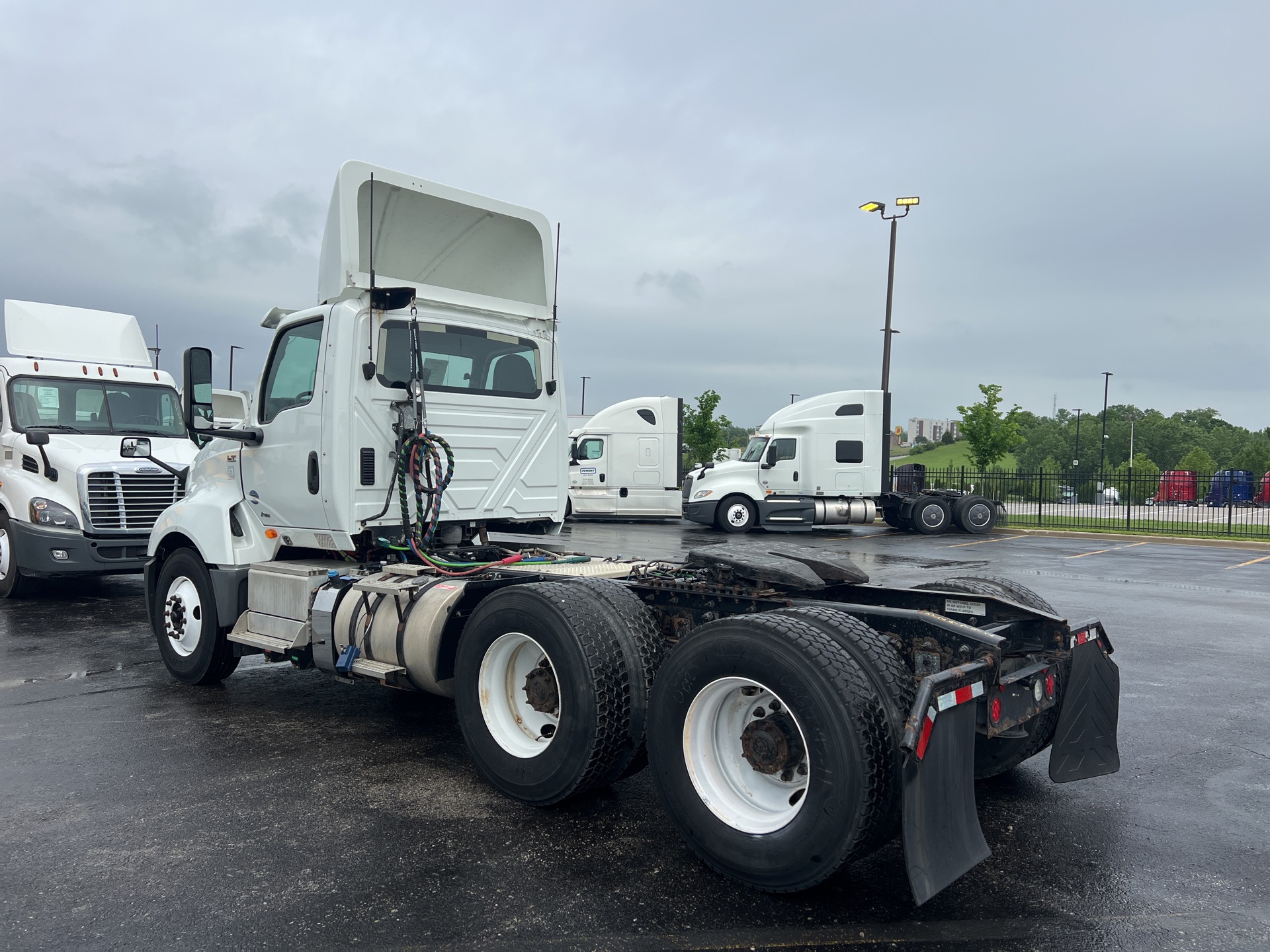 2019 International LT - image 3