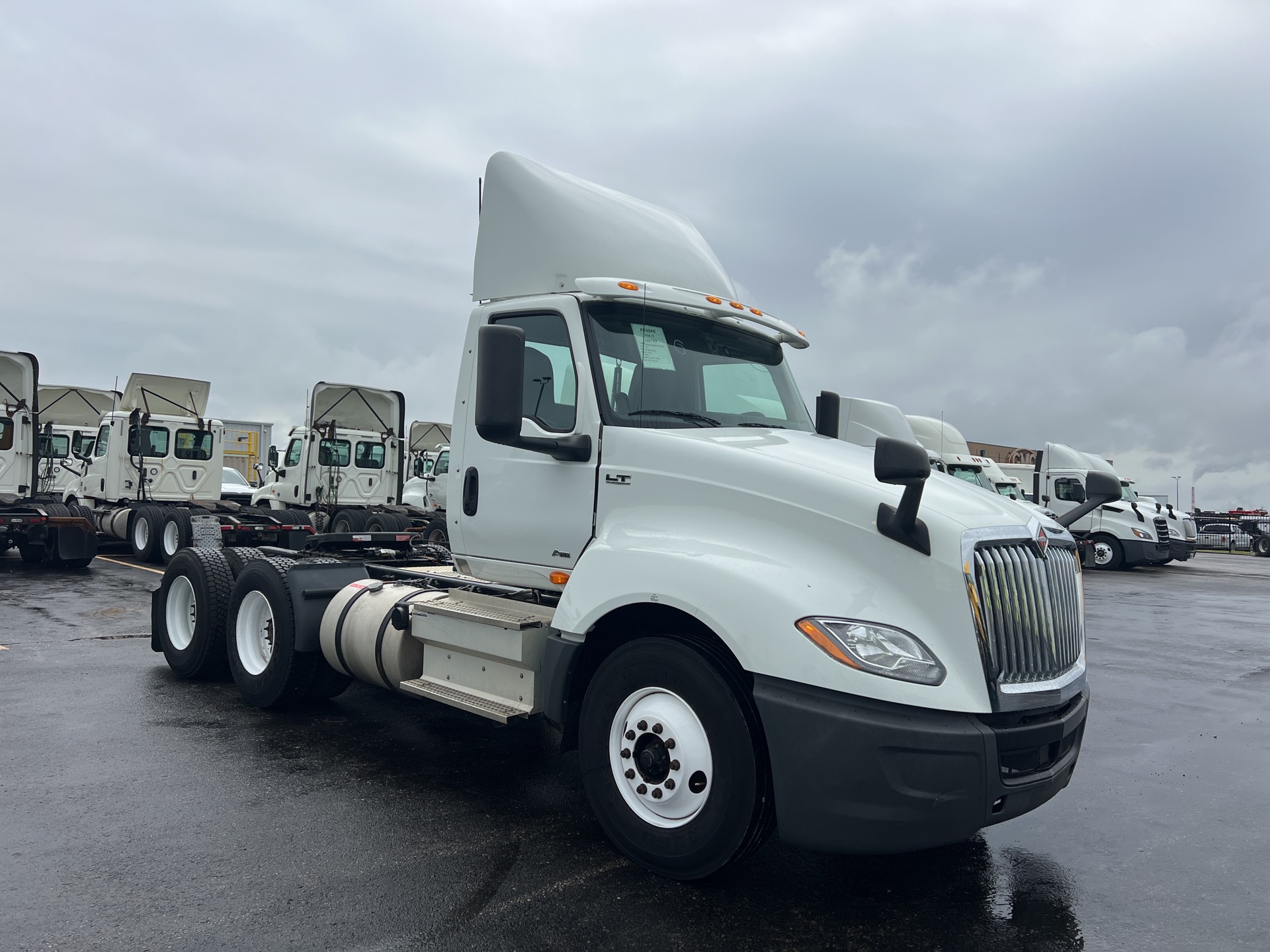 2019 International LT - image 2