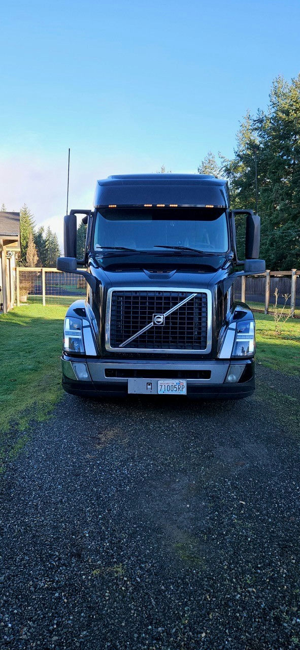 2018 Volvo - image 2