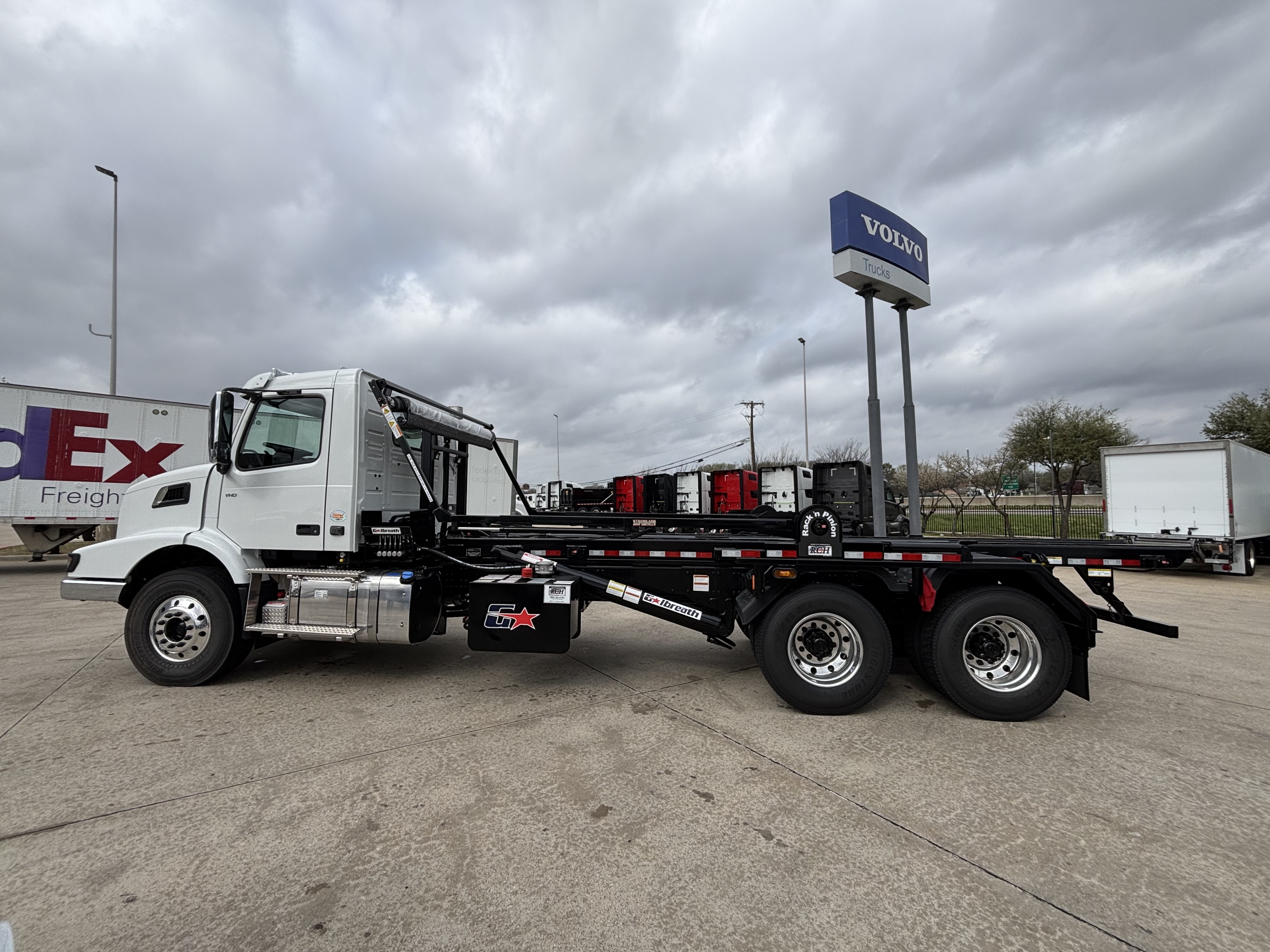 2026 Volvo - image 4