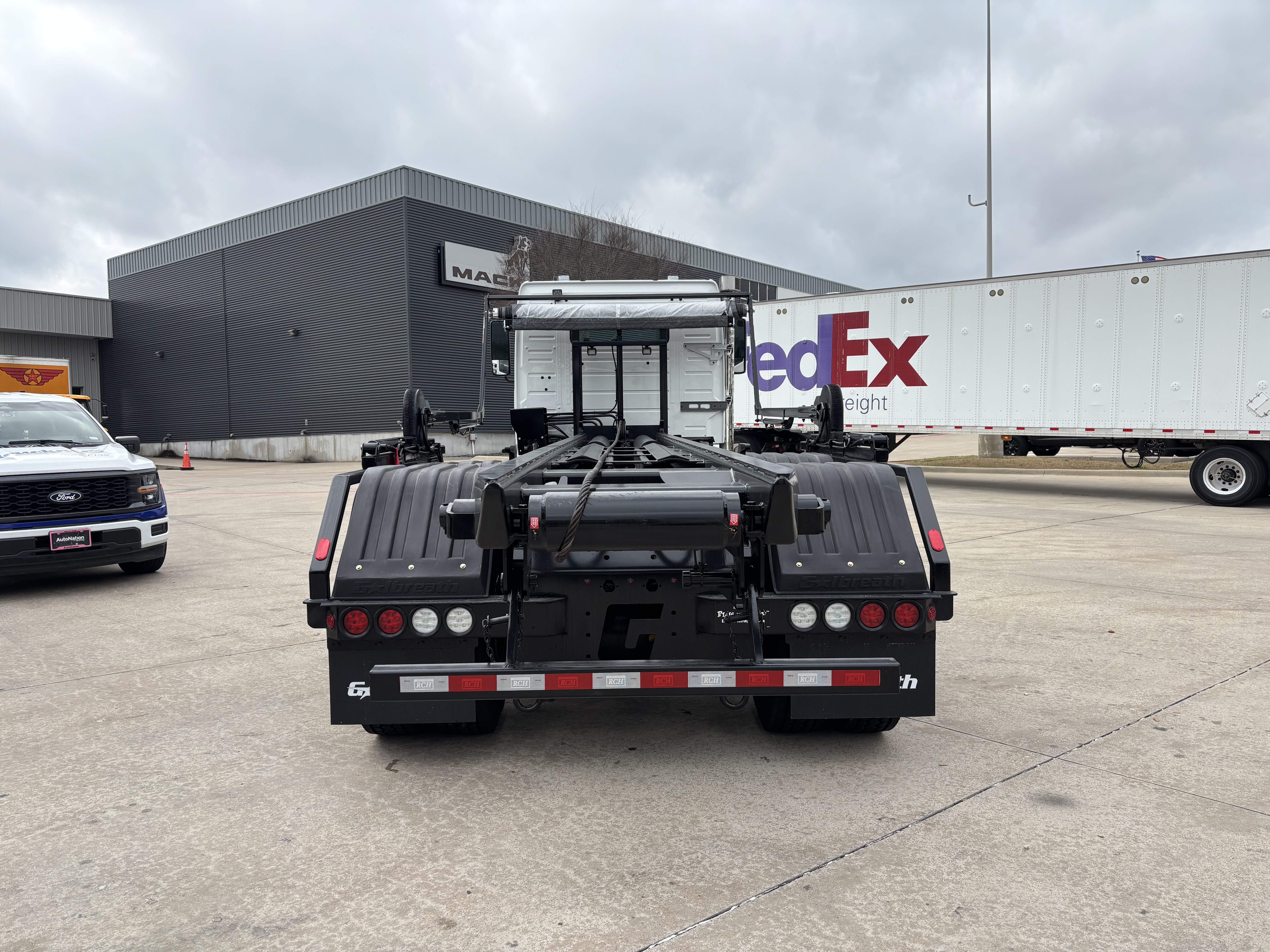 2026 Volvo - image 5