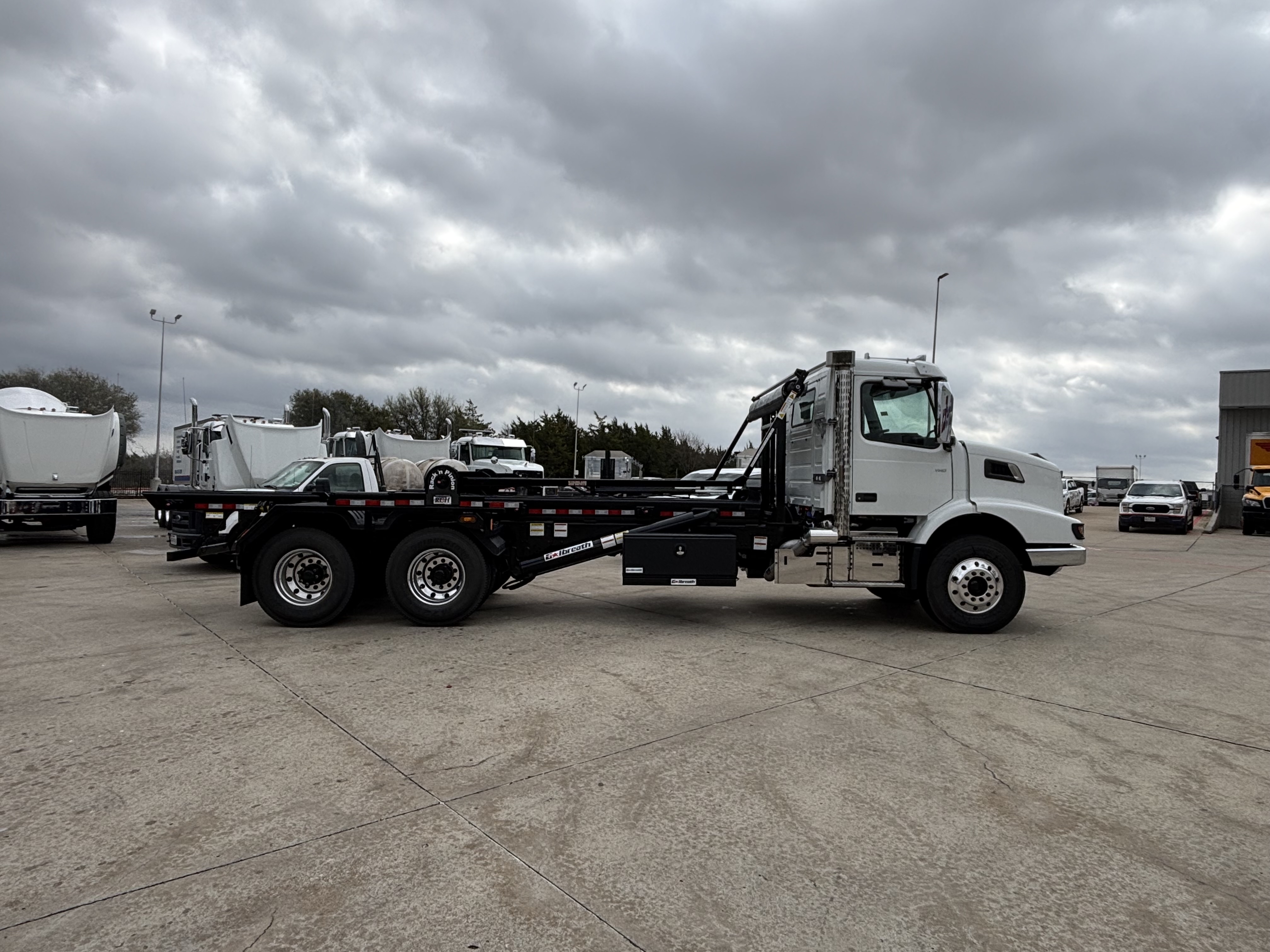 2026 Volvo - image 7