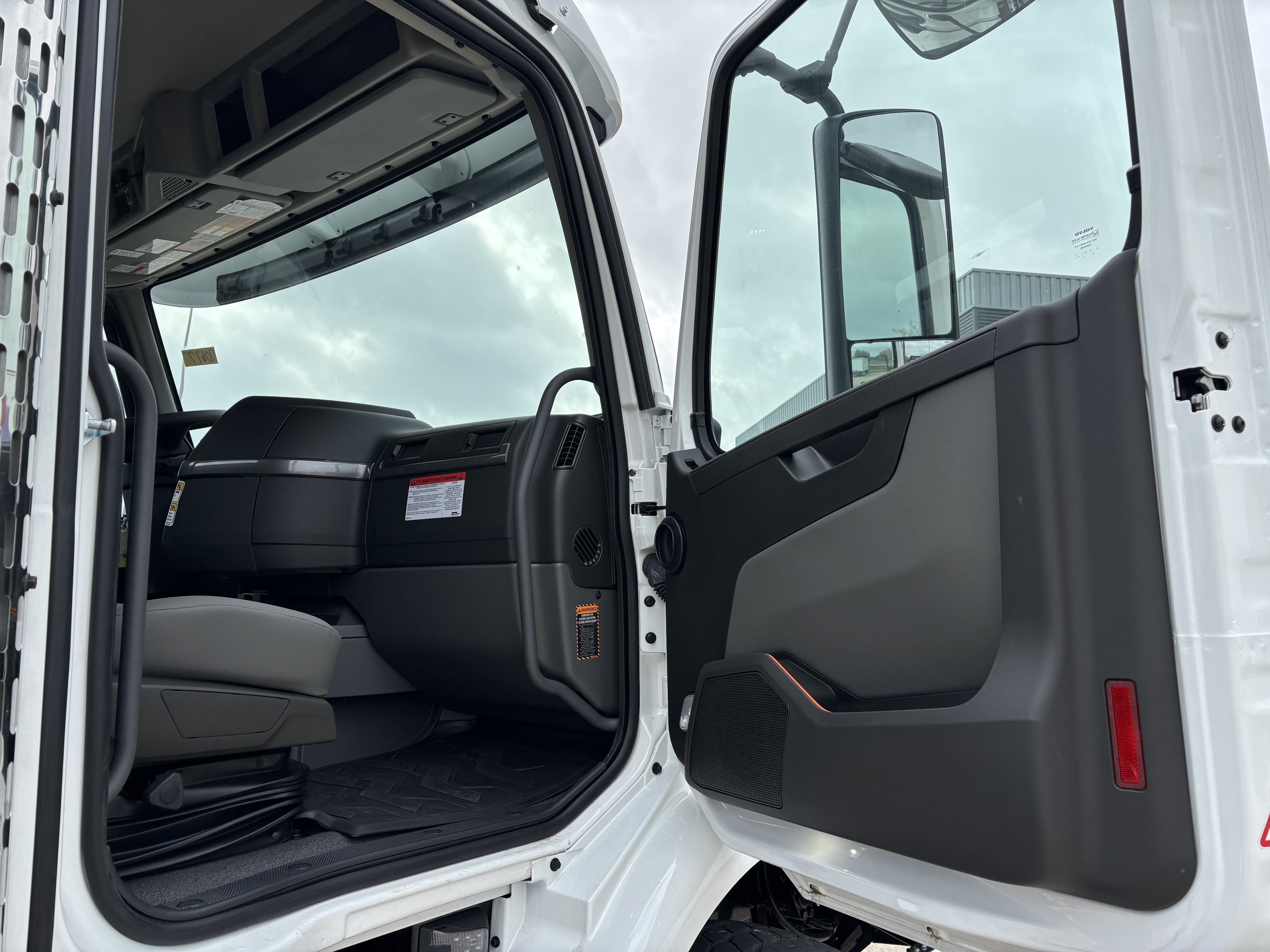 2026 Volvo - image 20