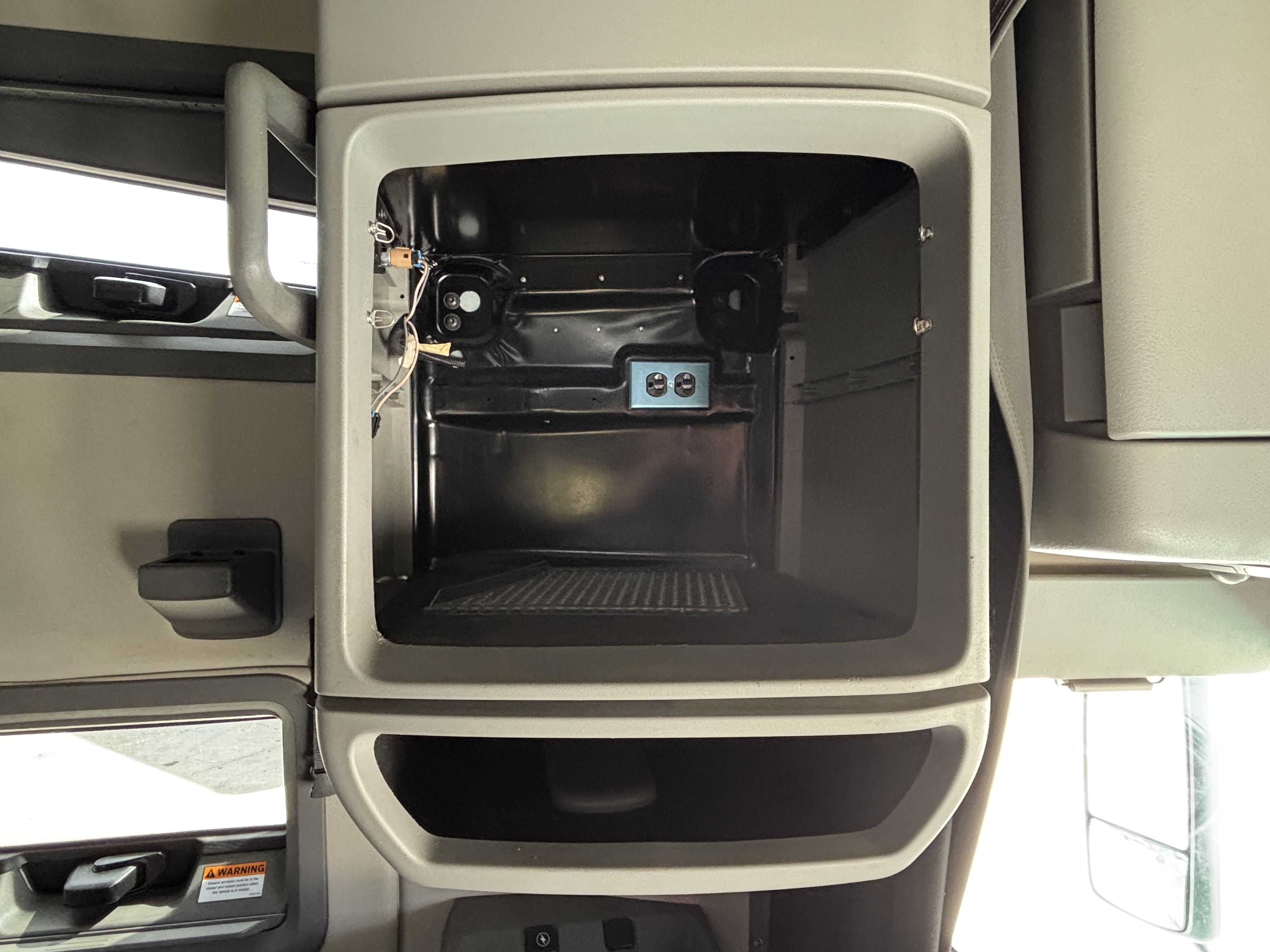 2019 Volvo - image 31