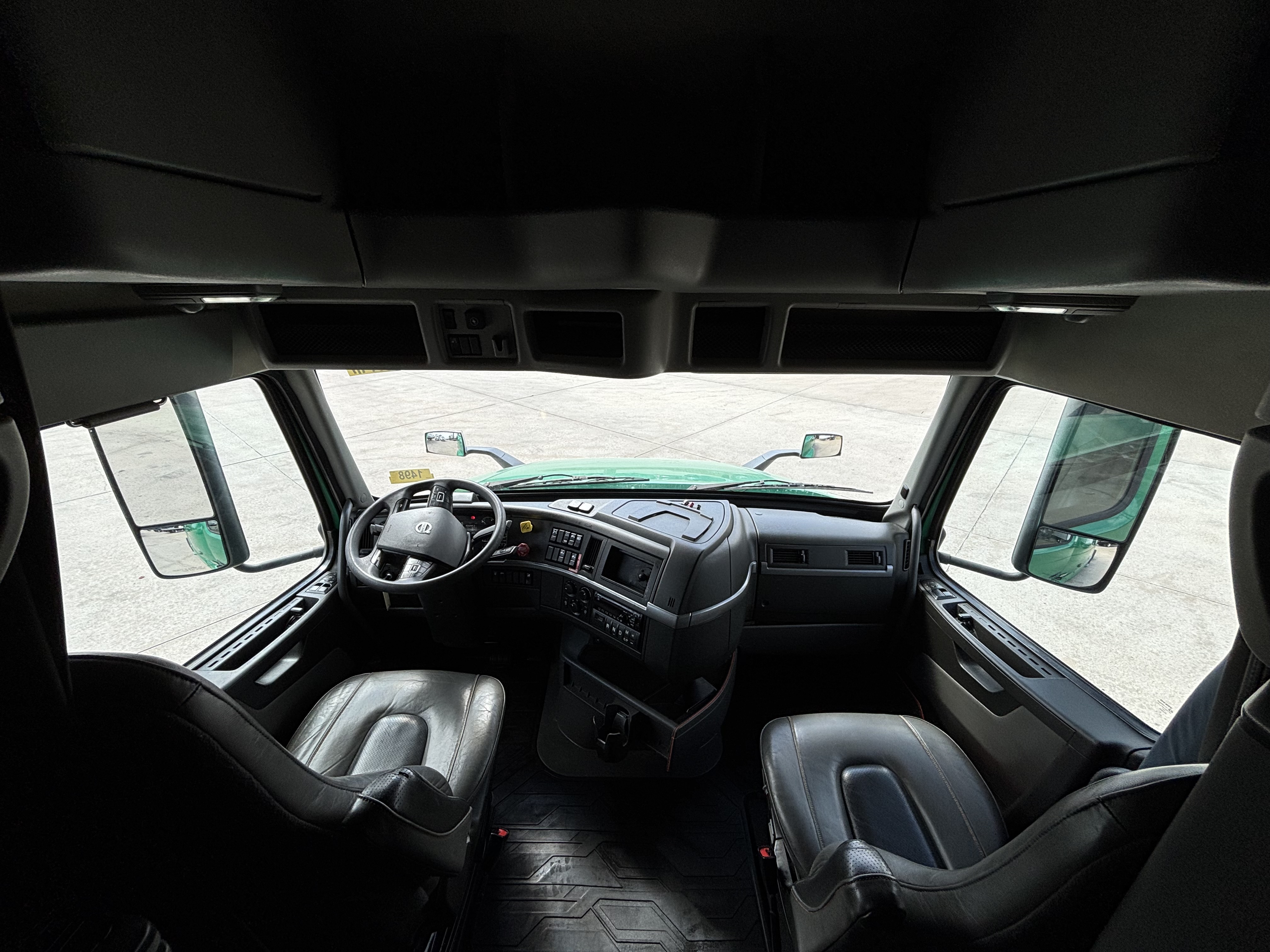 2019 Volvo - image 33