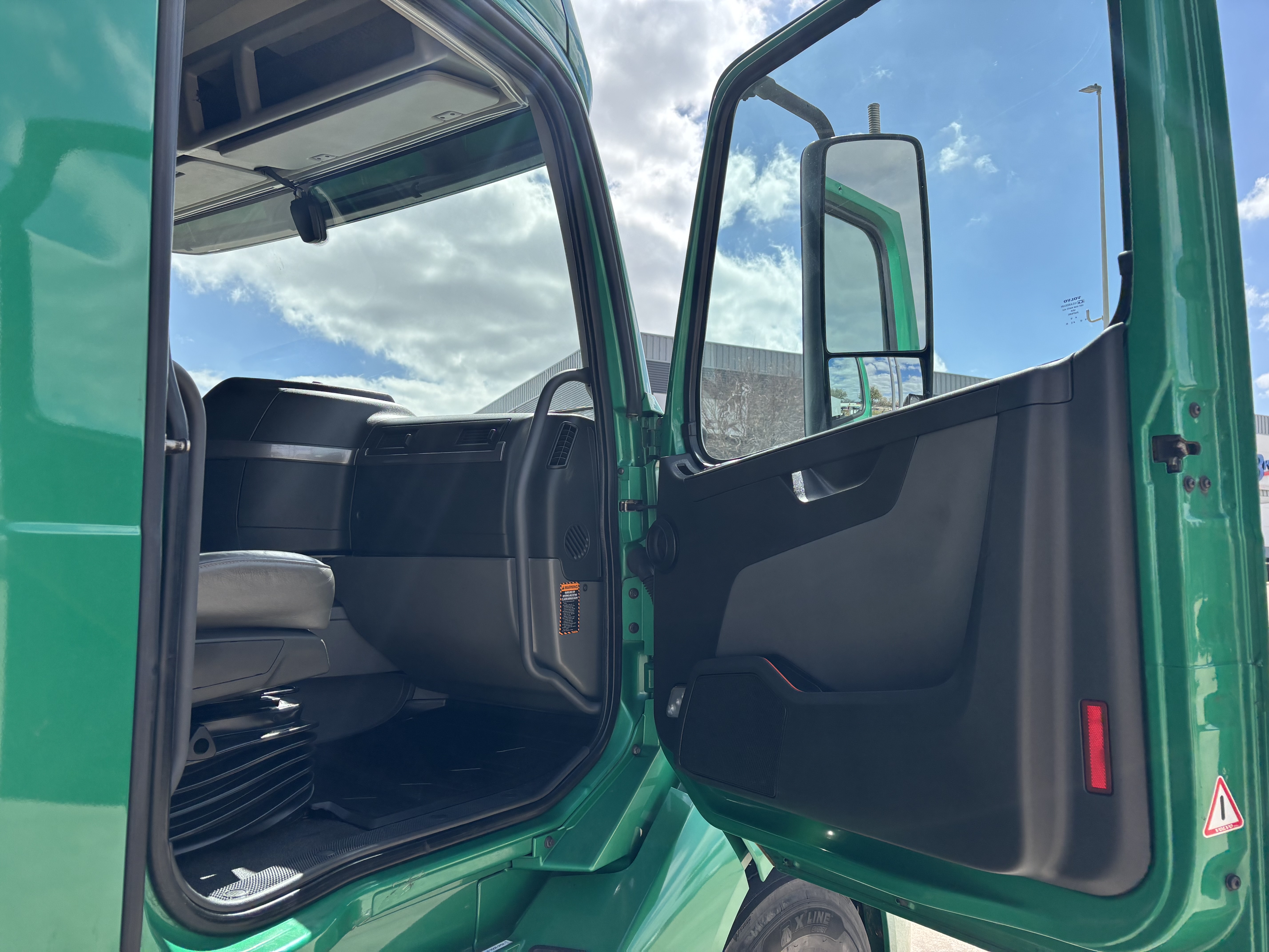 2019 Volvo - image 19