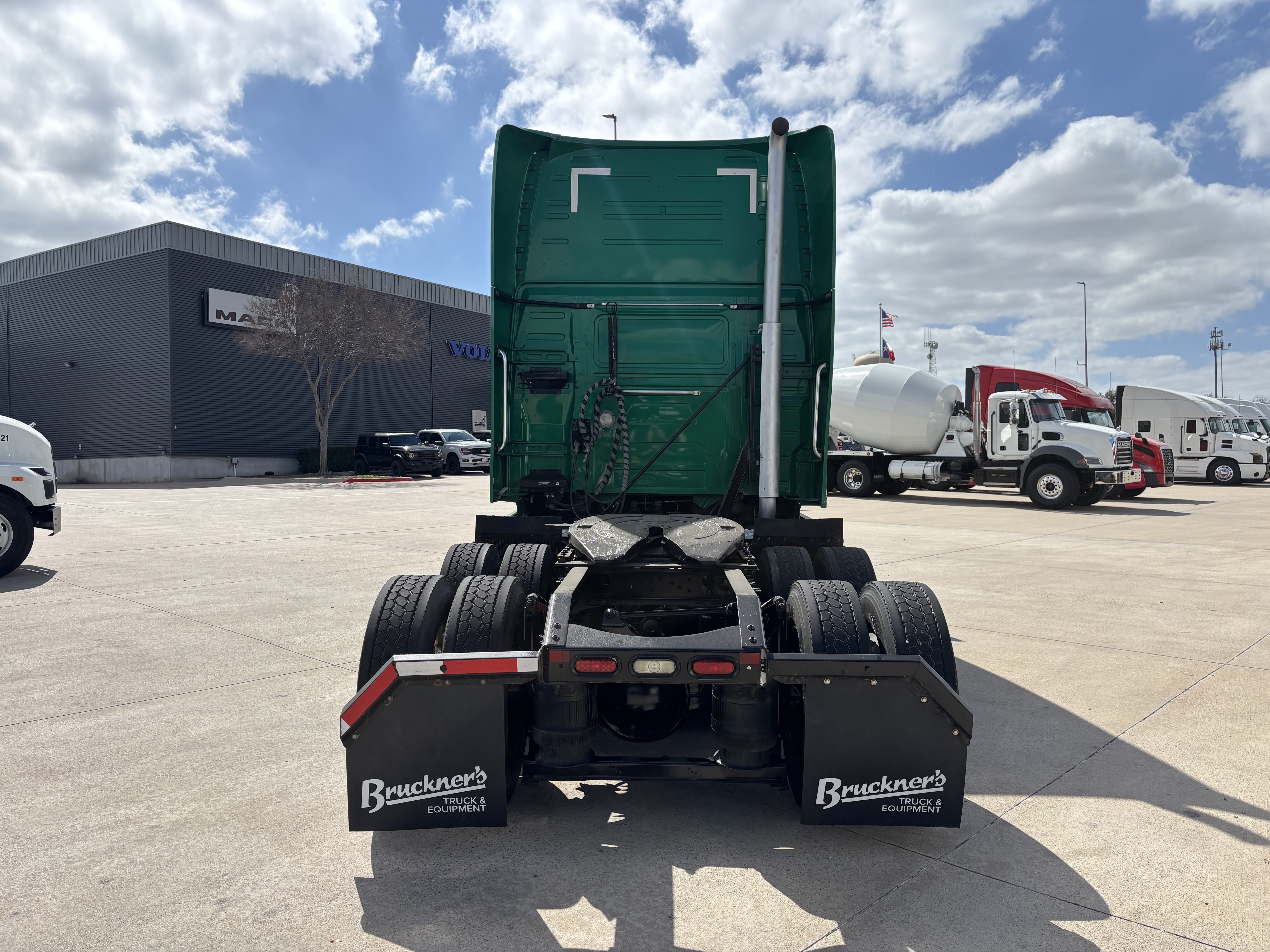 2019 Volvo - image 6