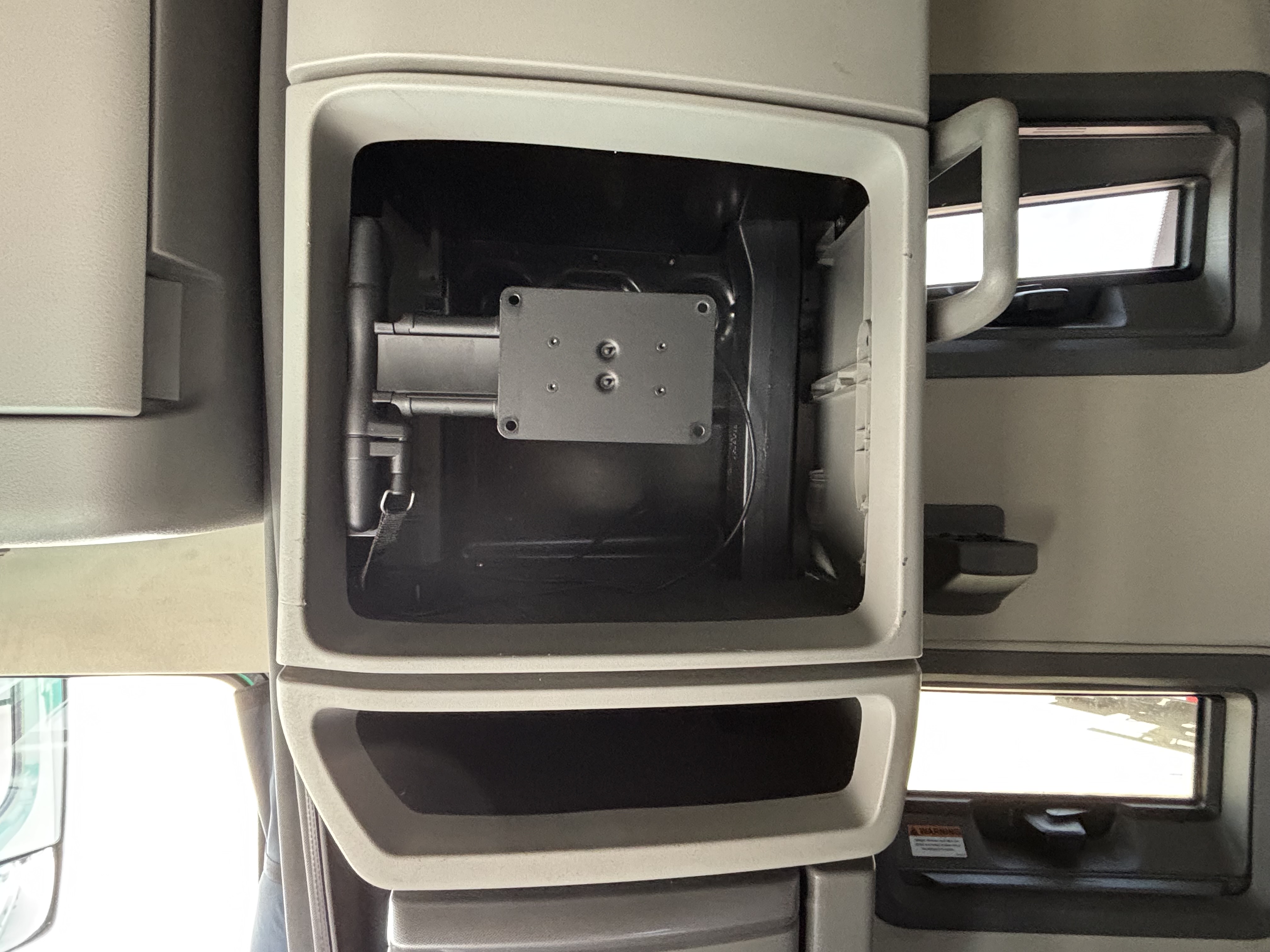 2019 Volvo - image 30