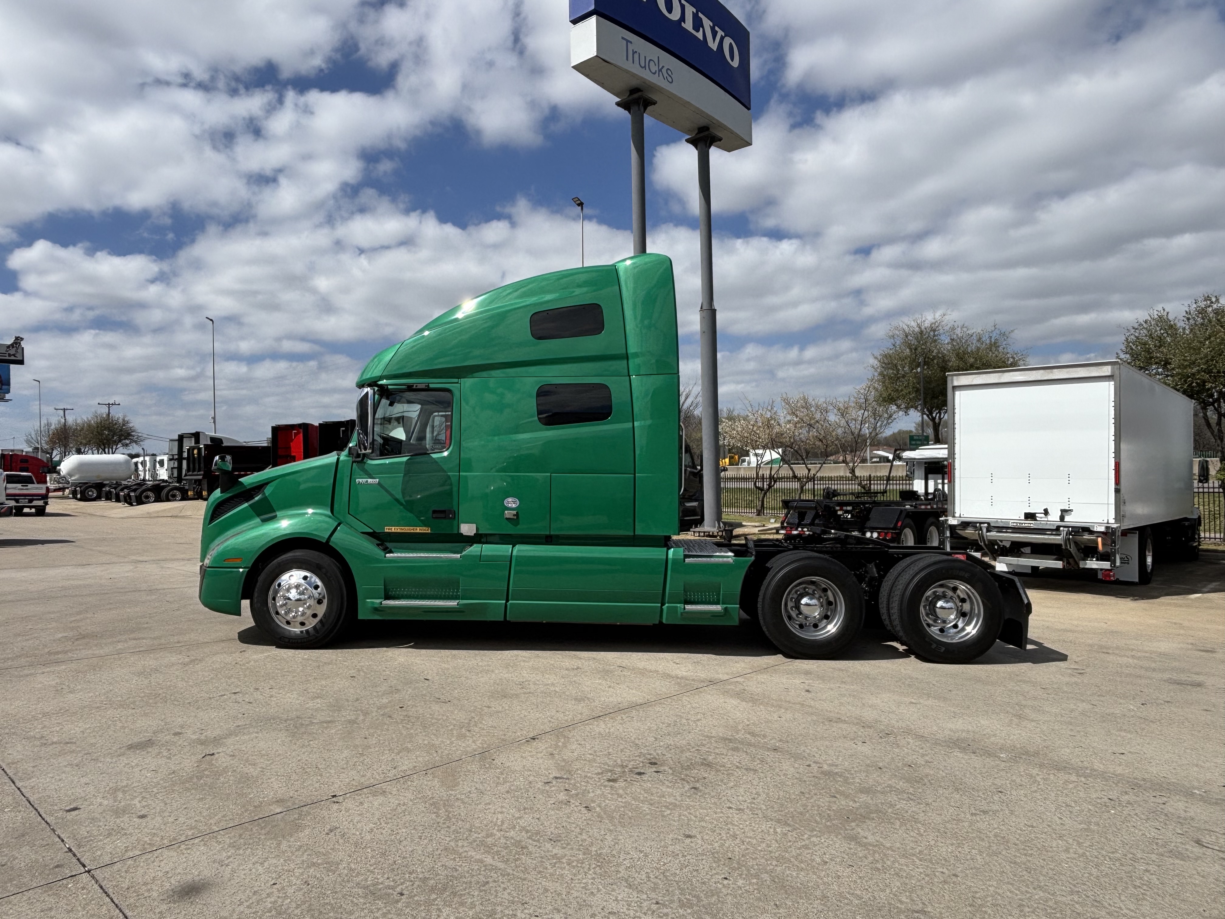 2019 Volvo - image 8