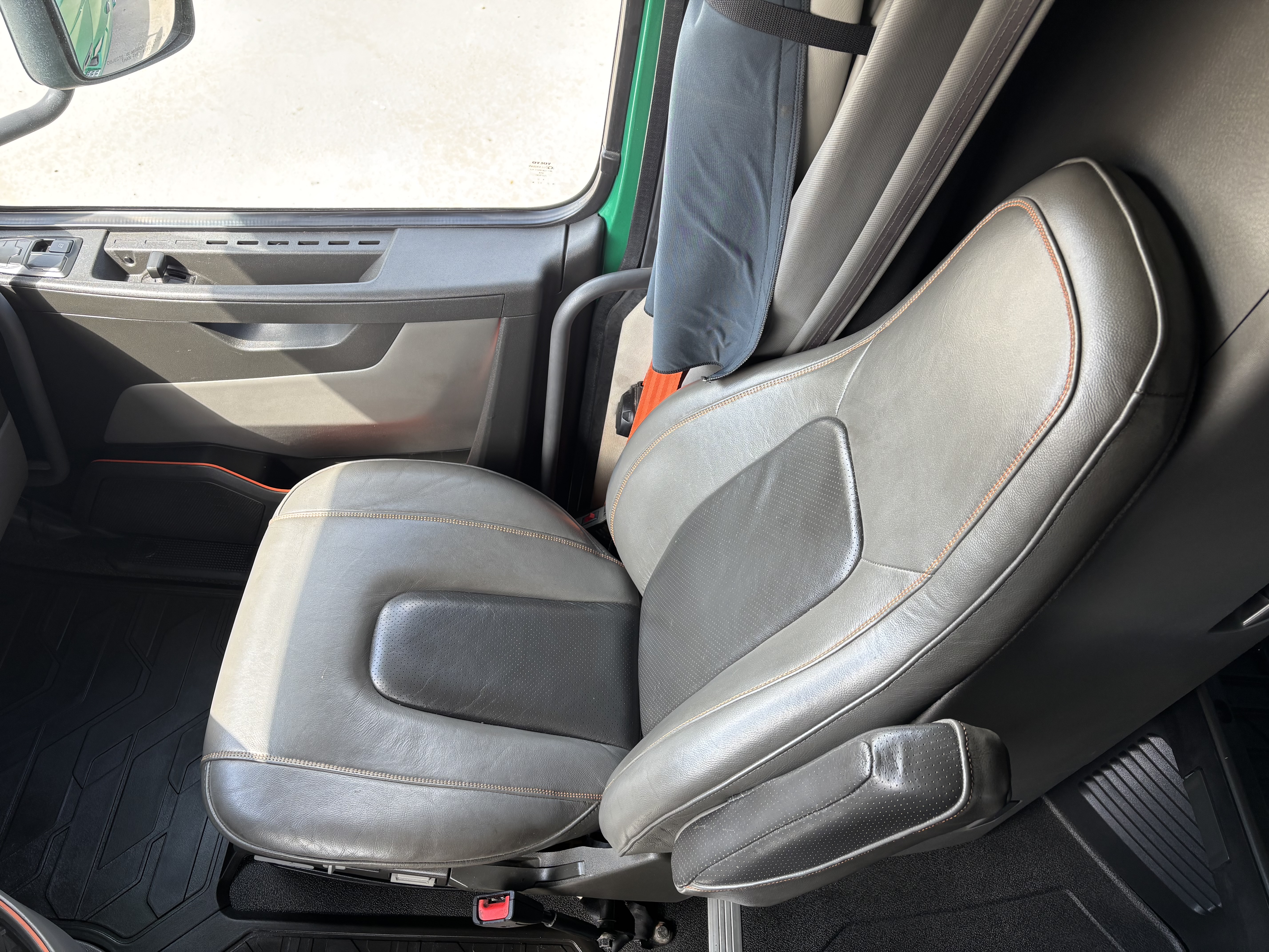 2019 Volvo - image 24