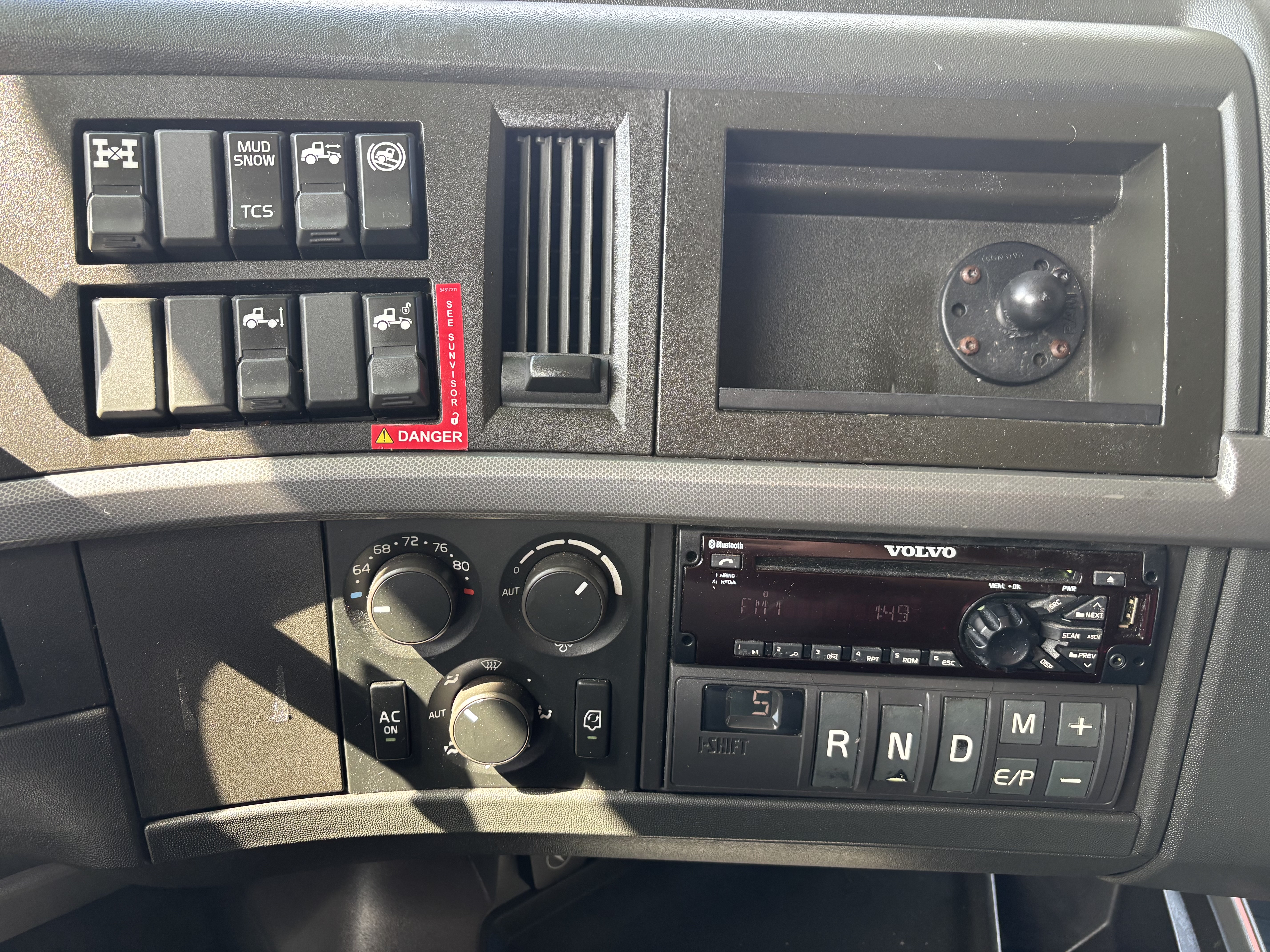 2019 Volvo - image 32