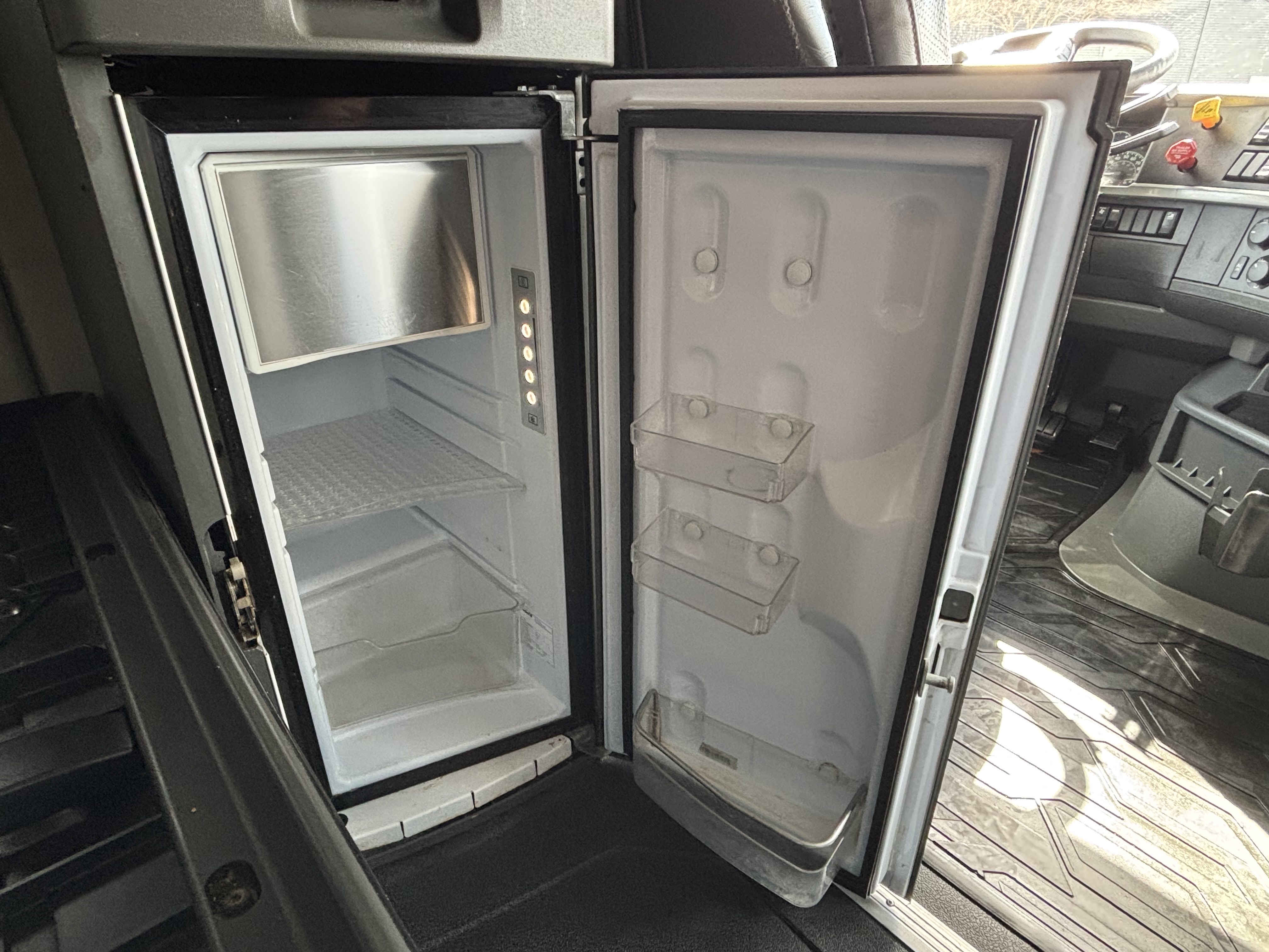 2019 Volvo - image 29