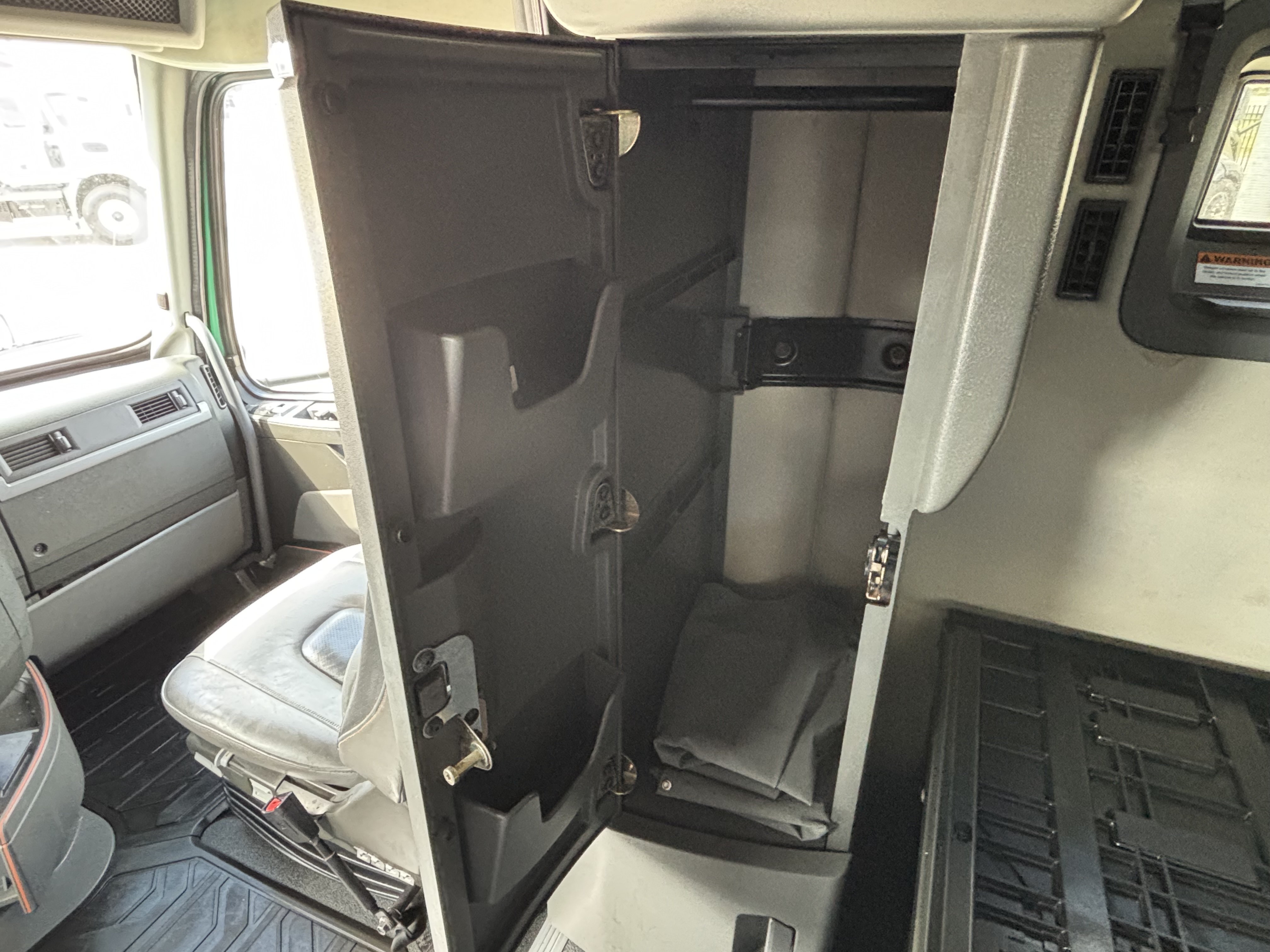 2019 Volvo - image 28