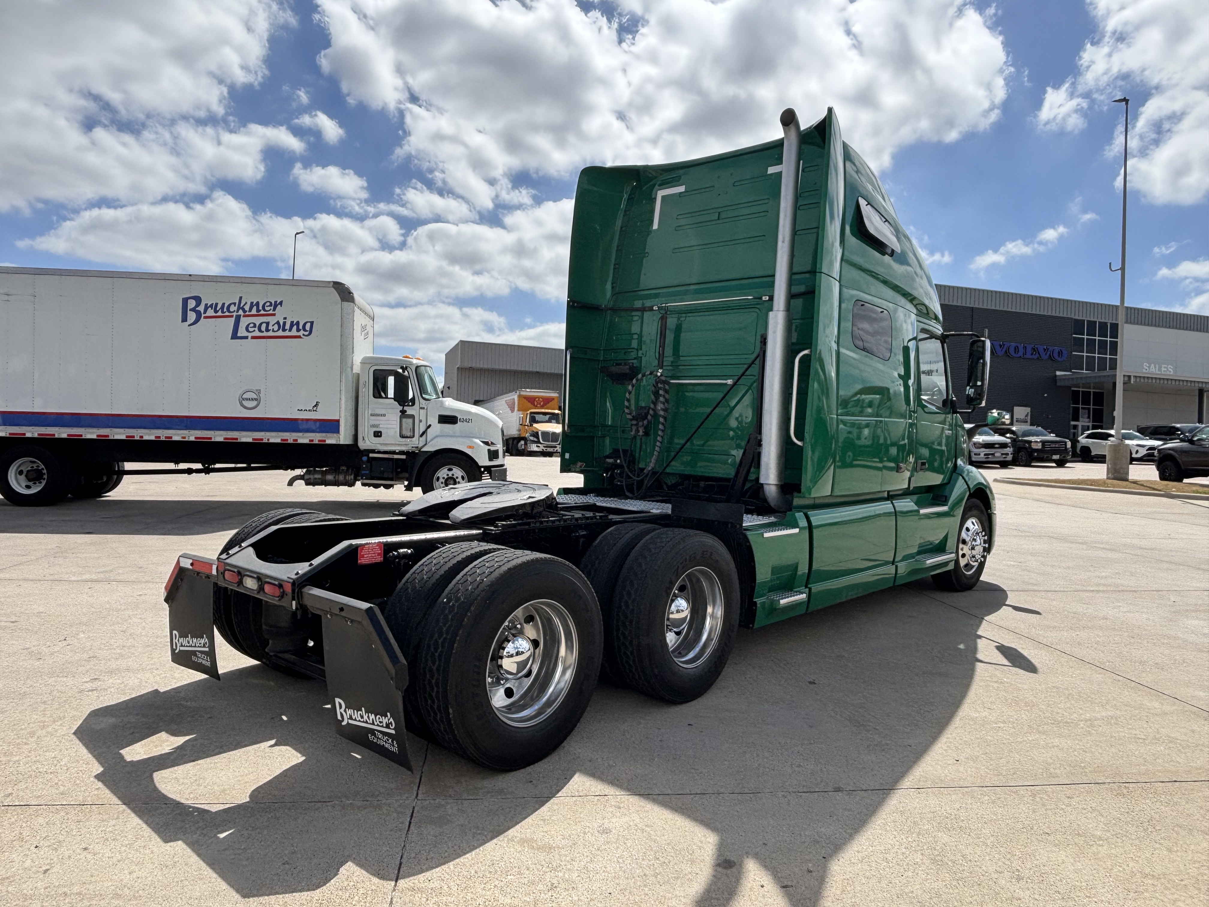 2019 Volvo - image 5