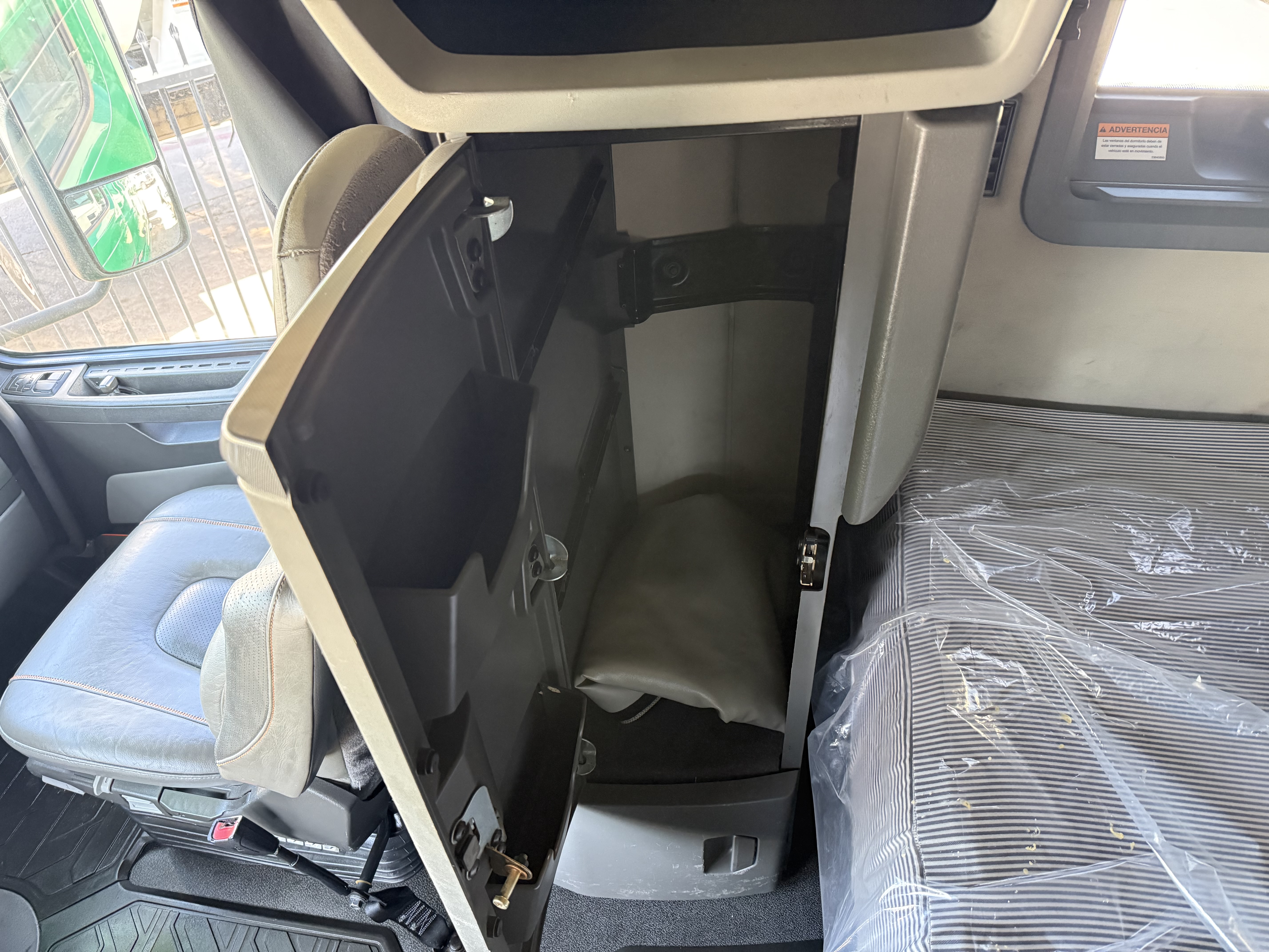 2021 Volvo - image 28