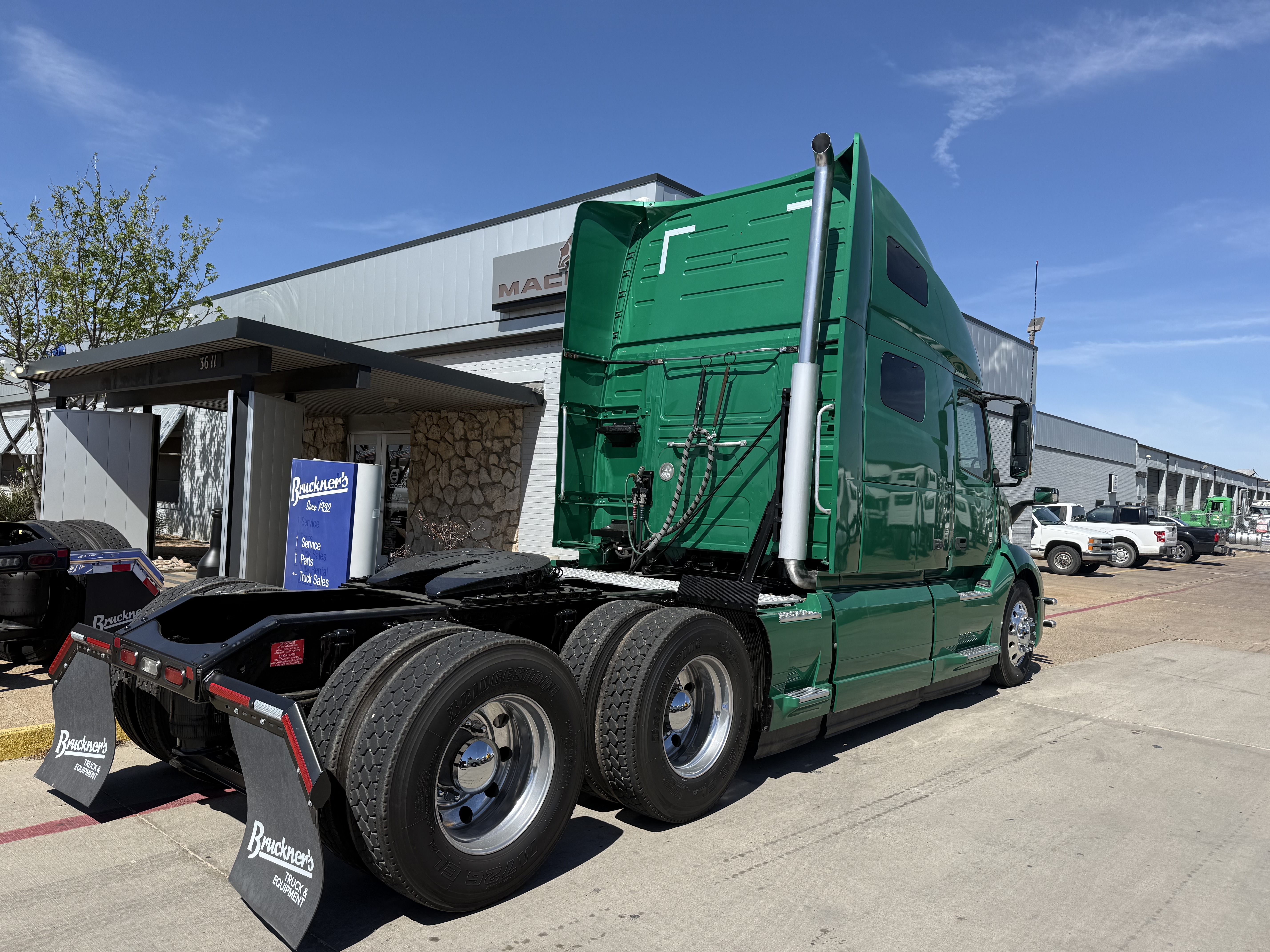 2021 Volvo - image 6