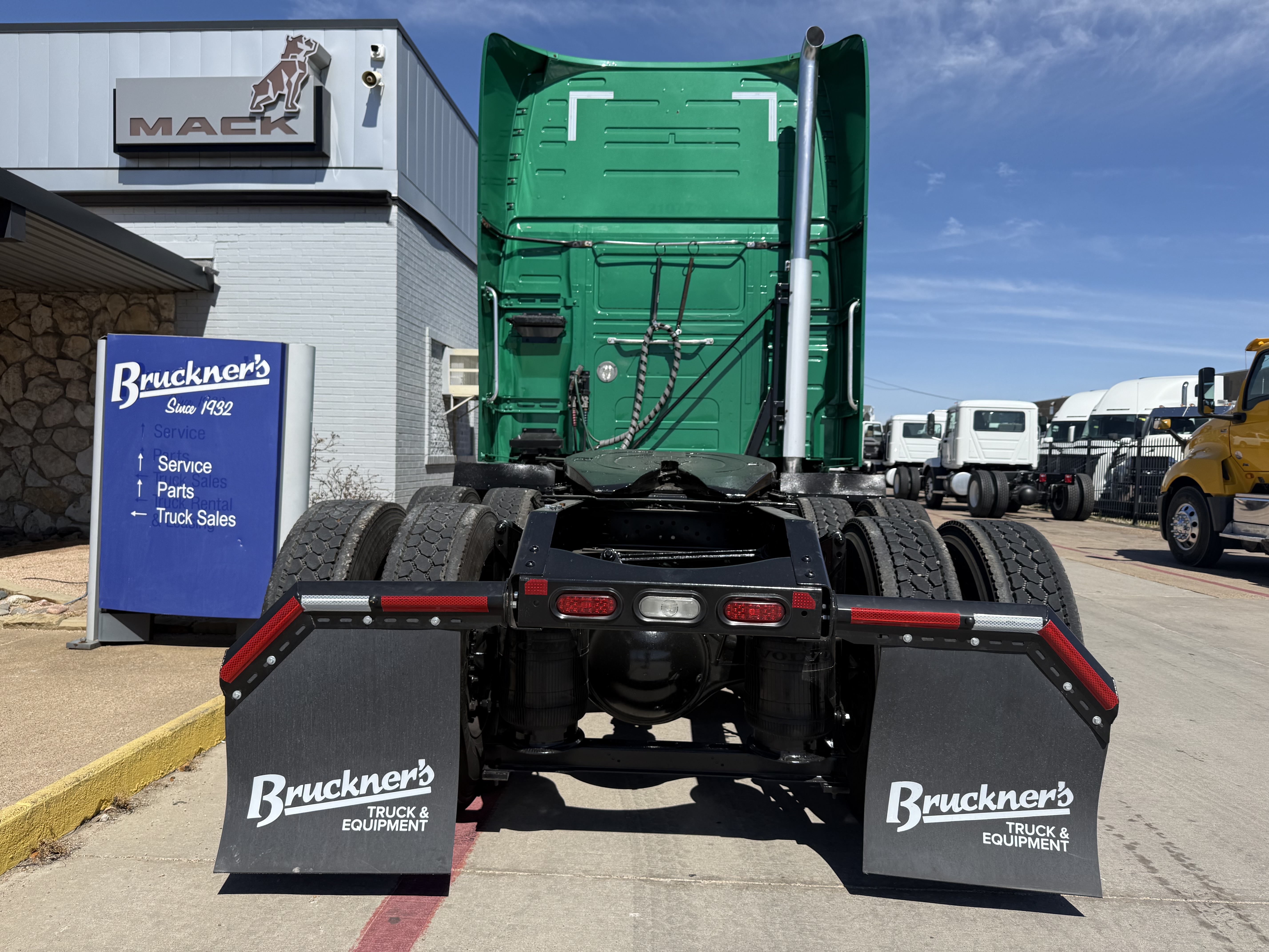 2021 Volvo - image 5