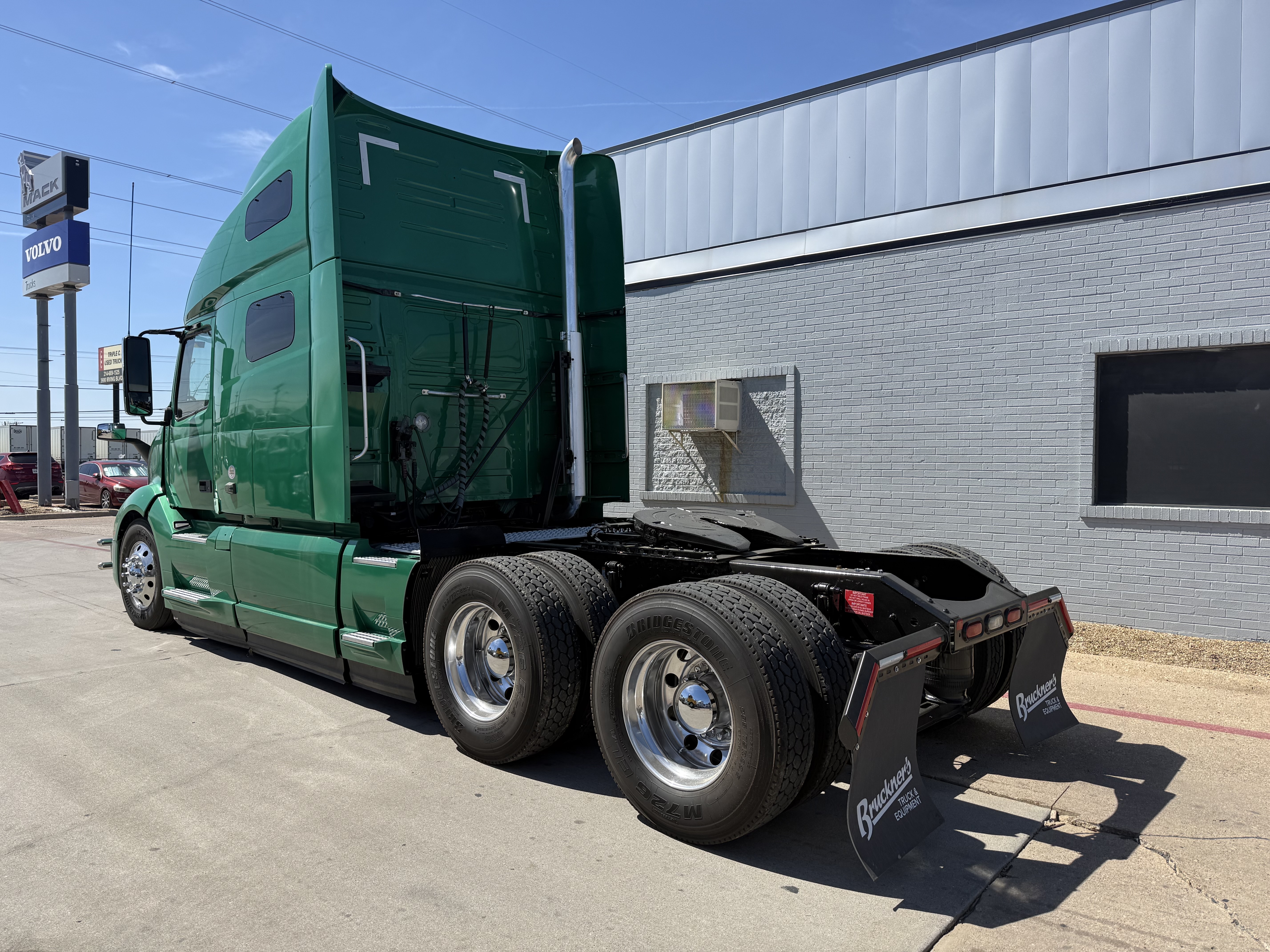 2021 Volvo - image 4