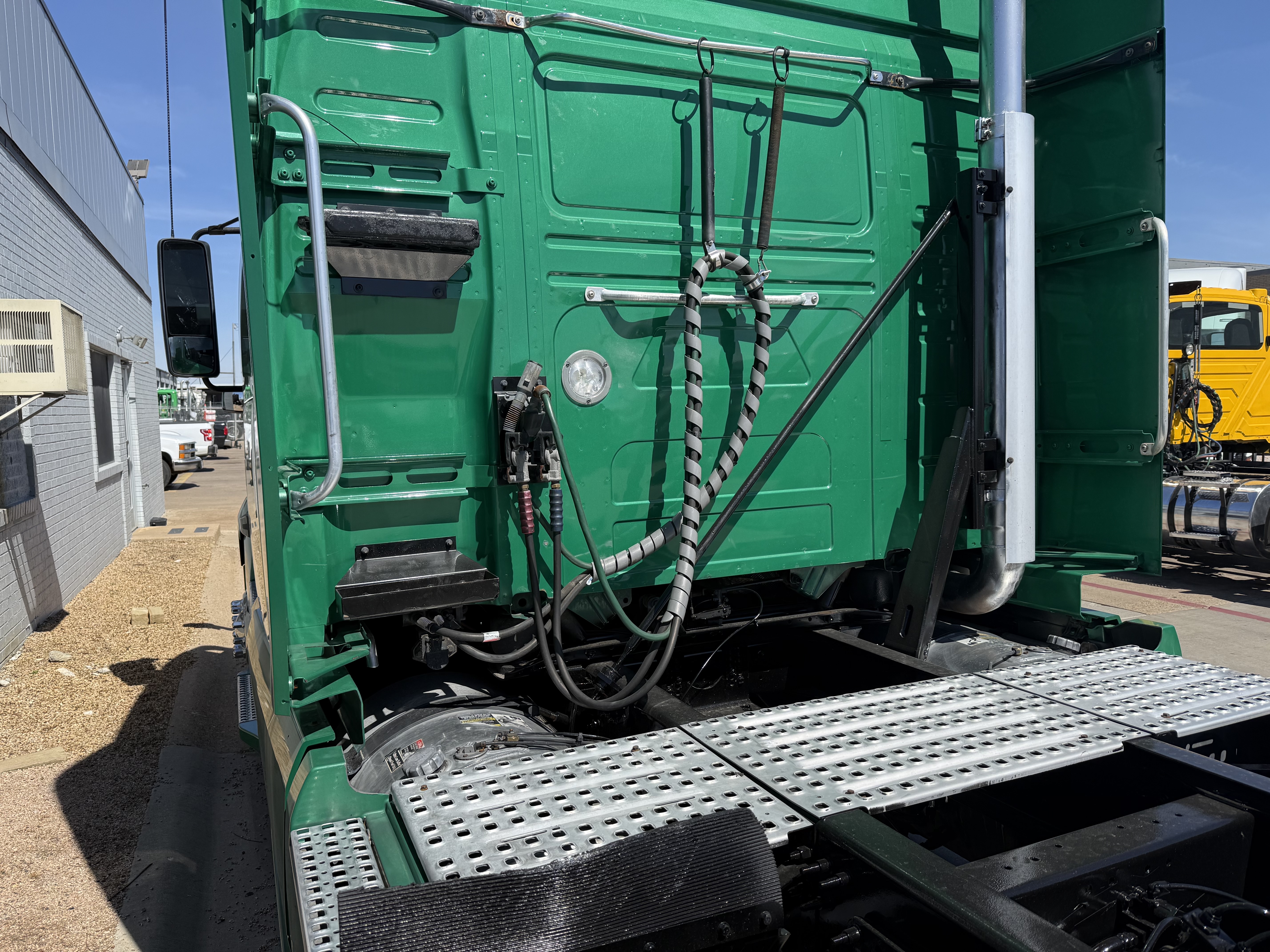 2021 Volvo - image 9