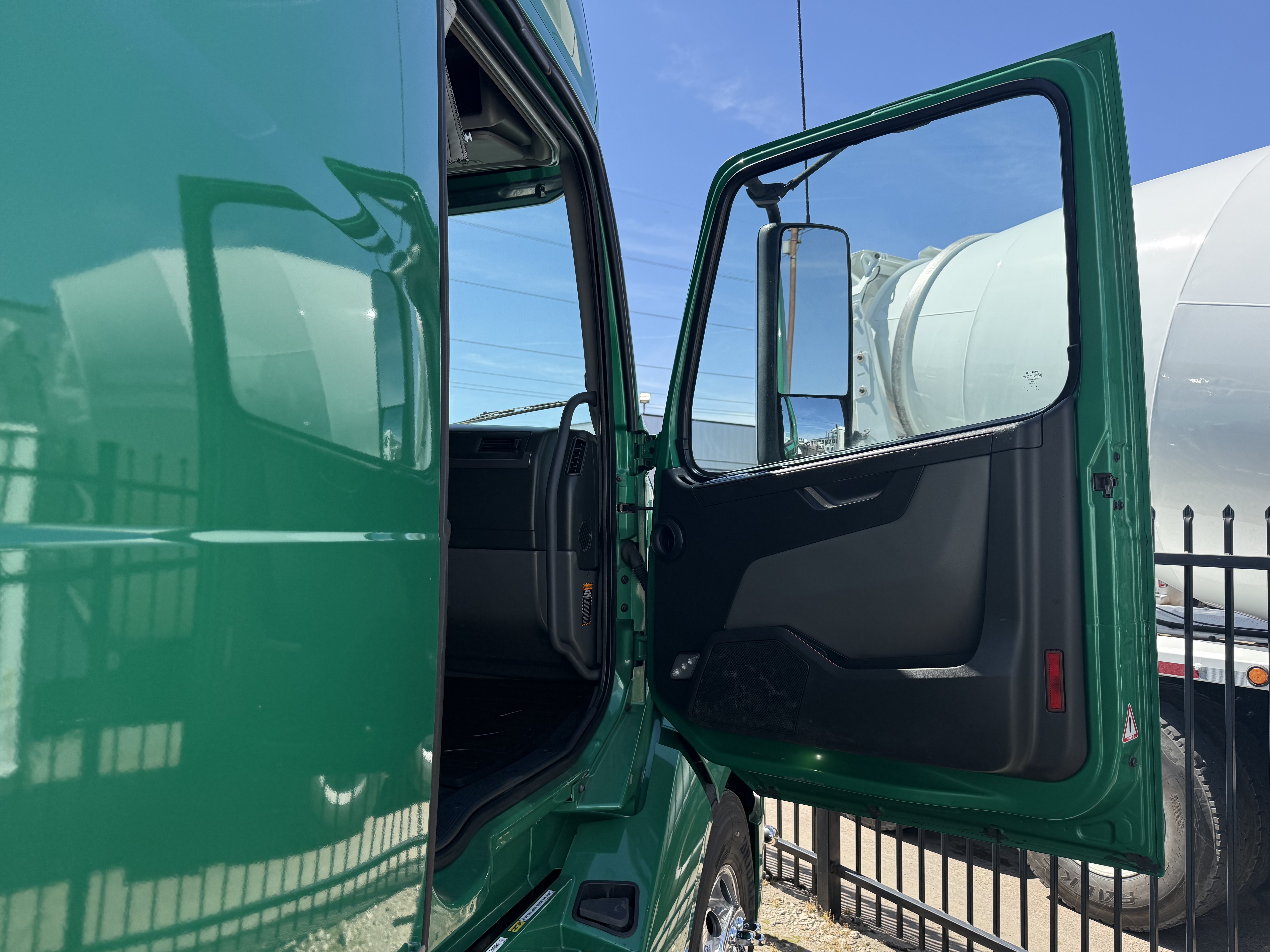 2021 Volvo - image 30