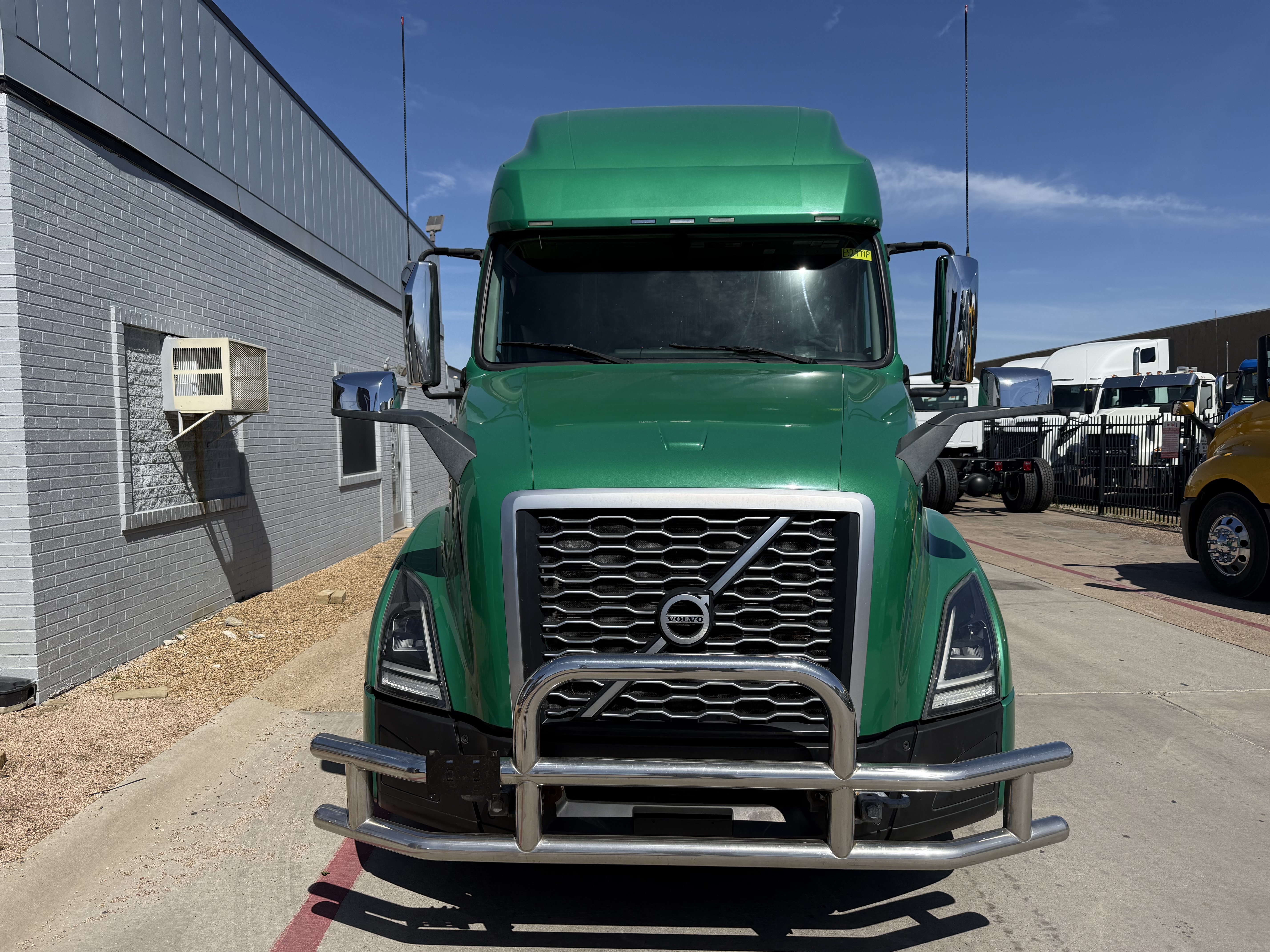 2021 Volvo - image 2