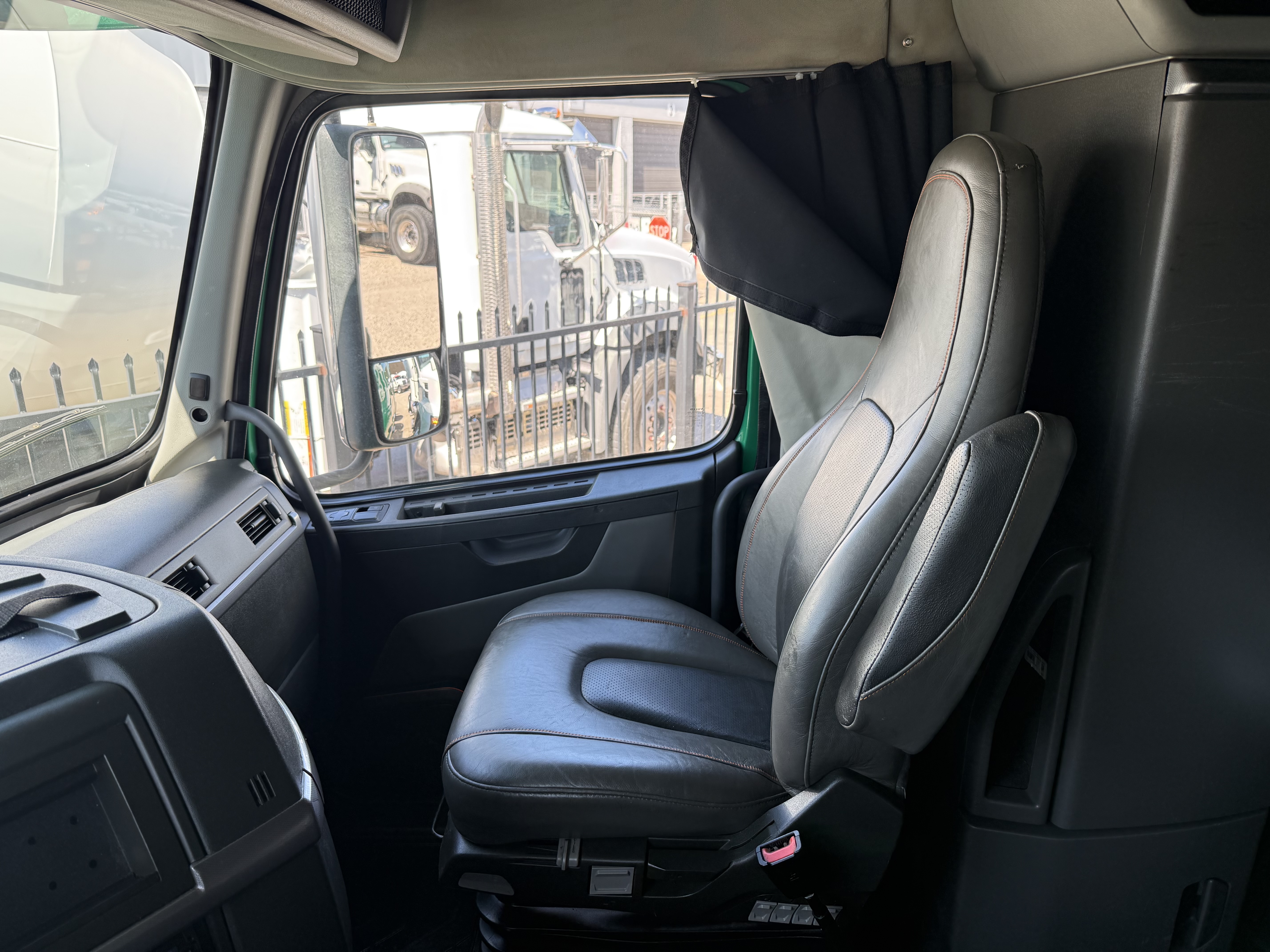 2021 Volvo - image 23