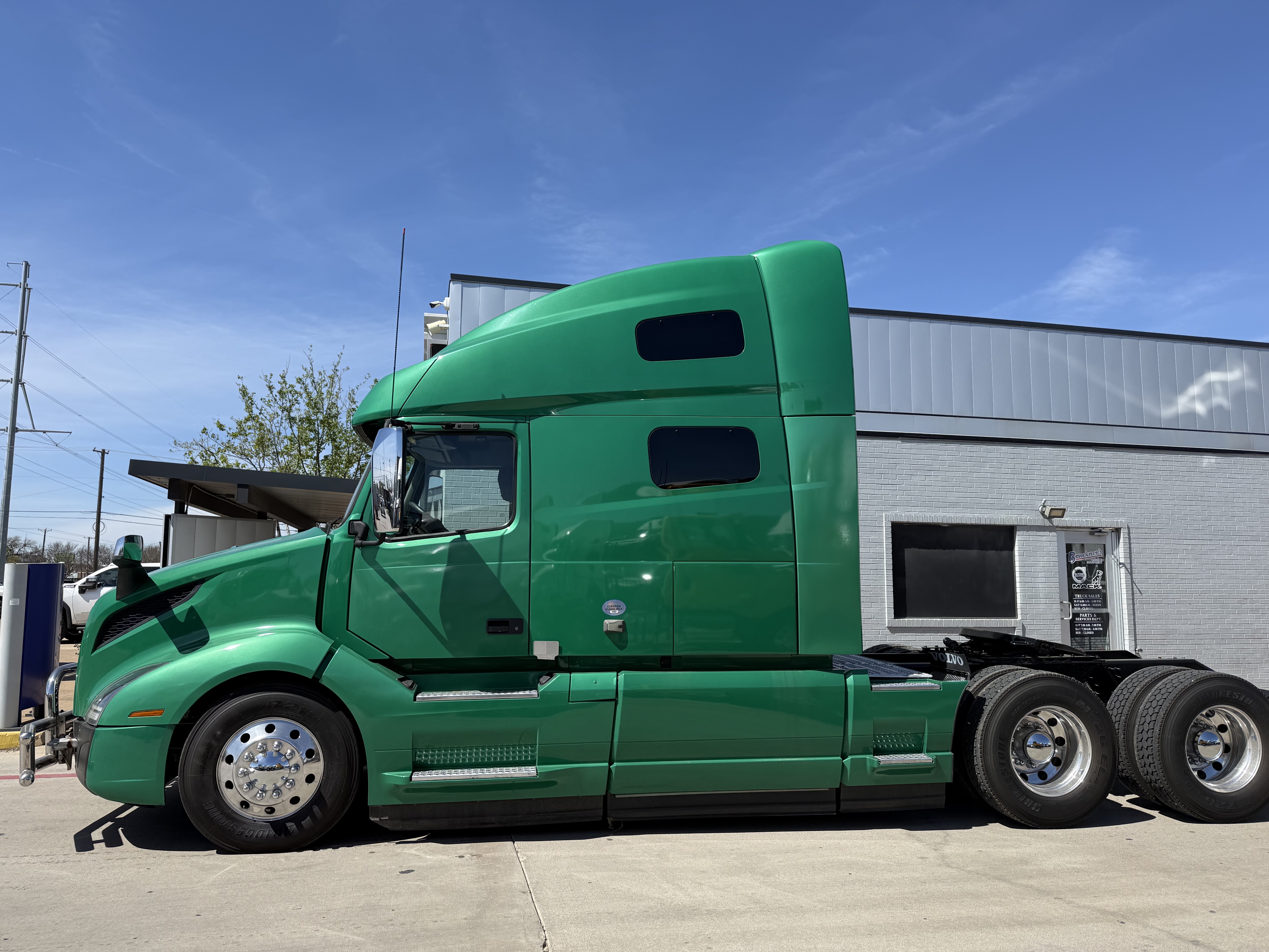 2021 Volvo - image 3