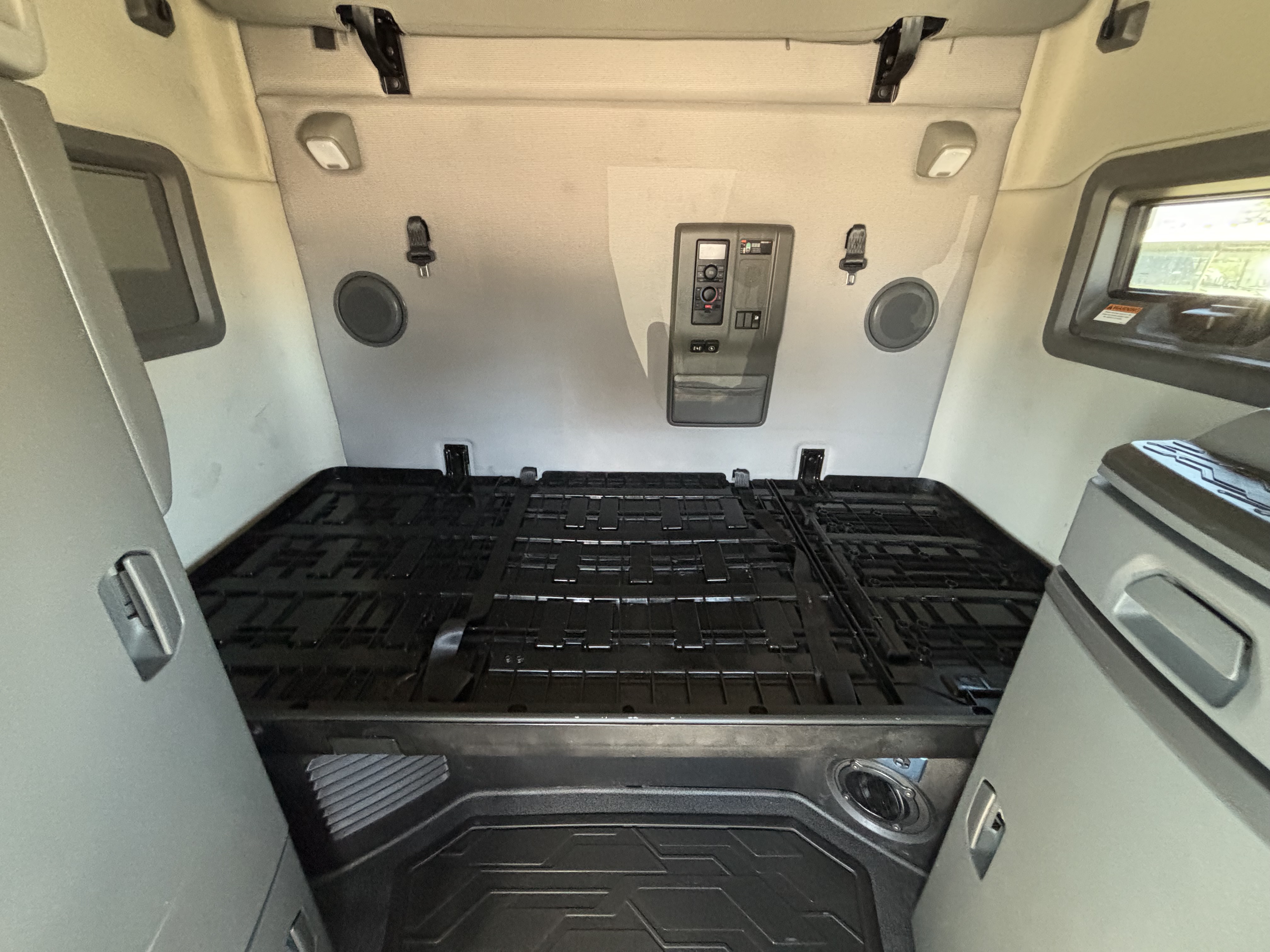 2020 Volvo - image 24