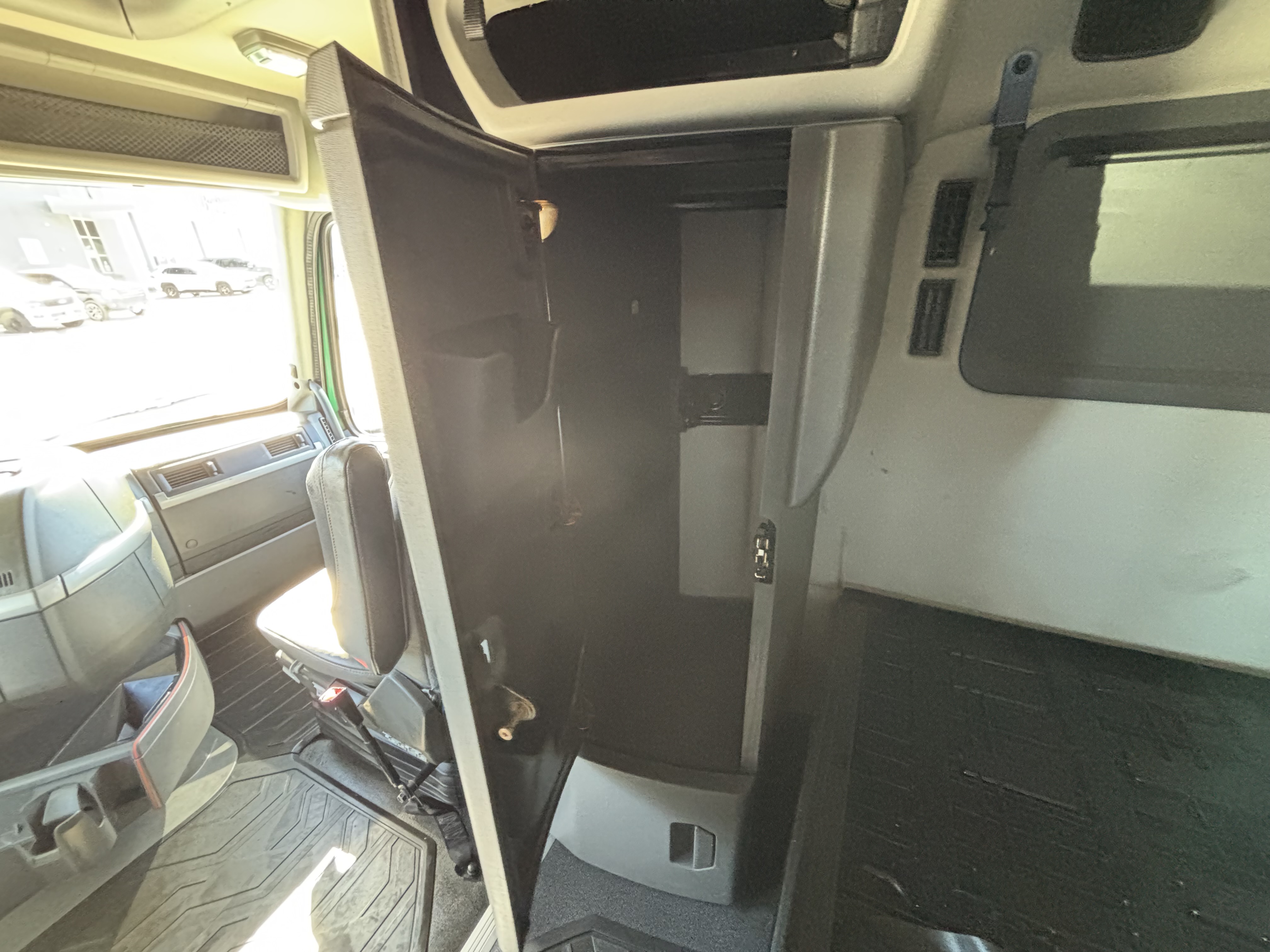 2020 Volvo - image 27