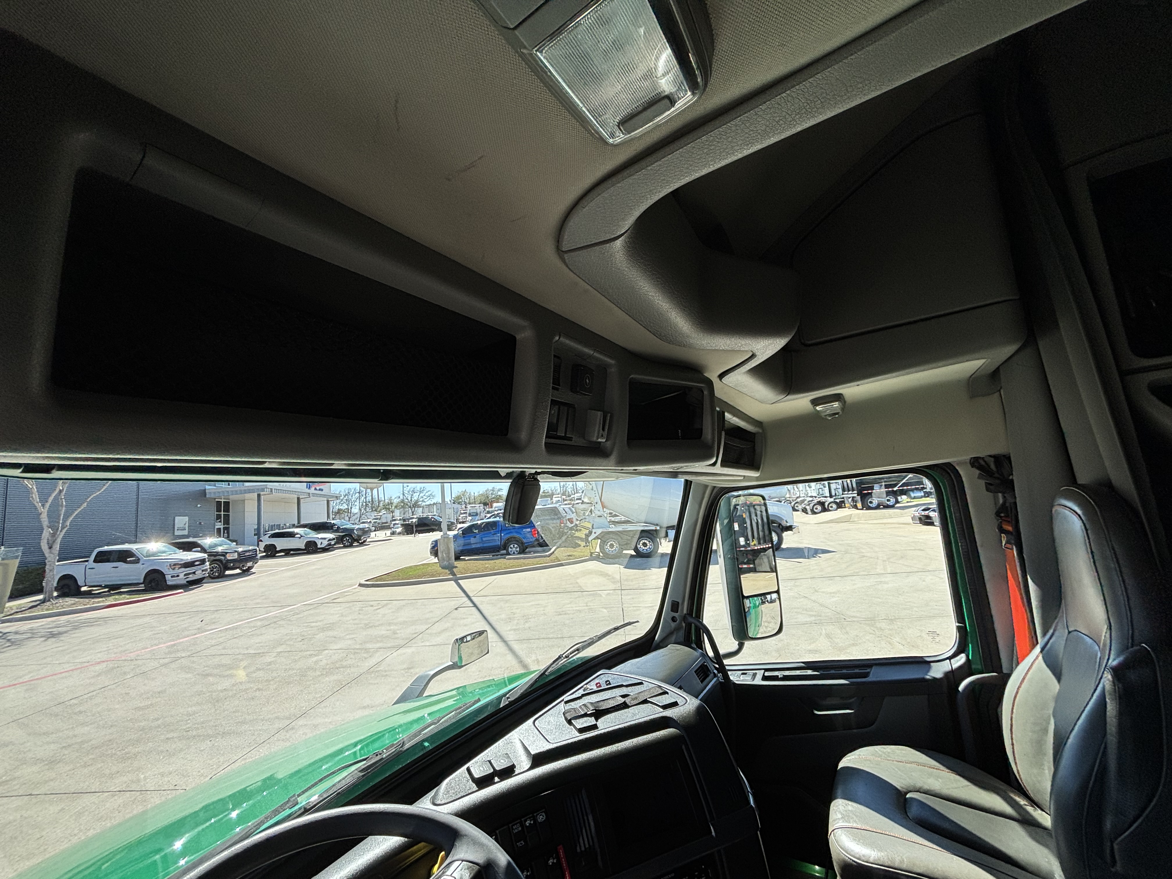 2020 Volvo - image 22