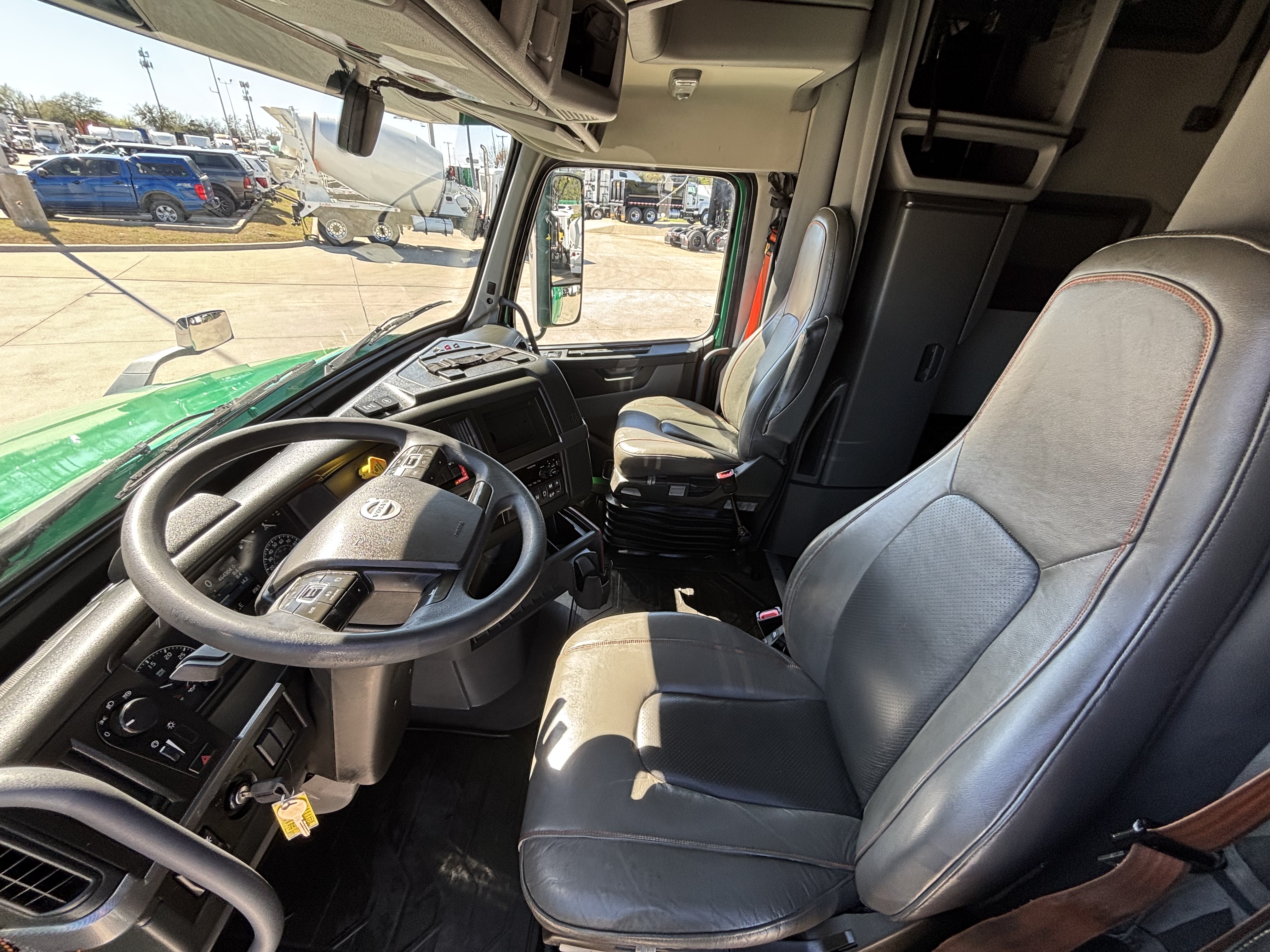 2020 Volvo - image 21