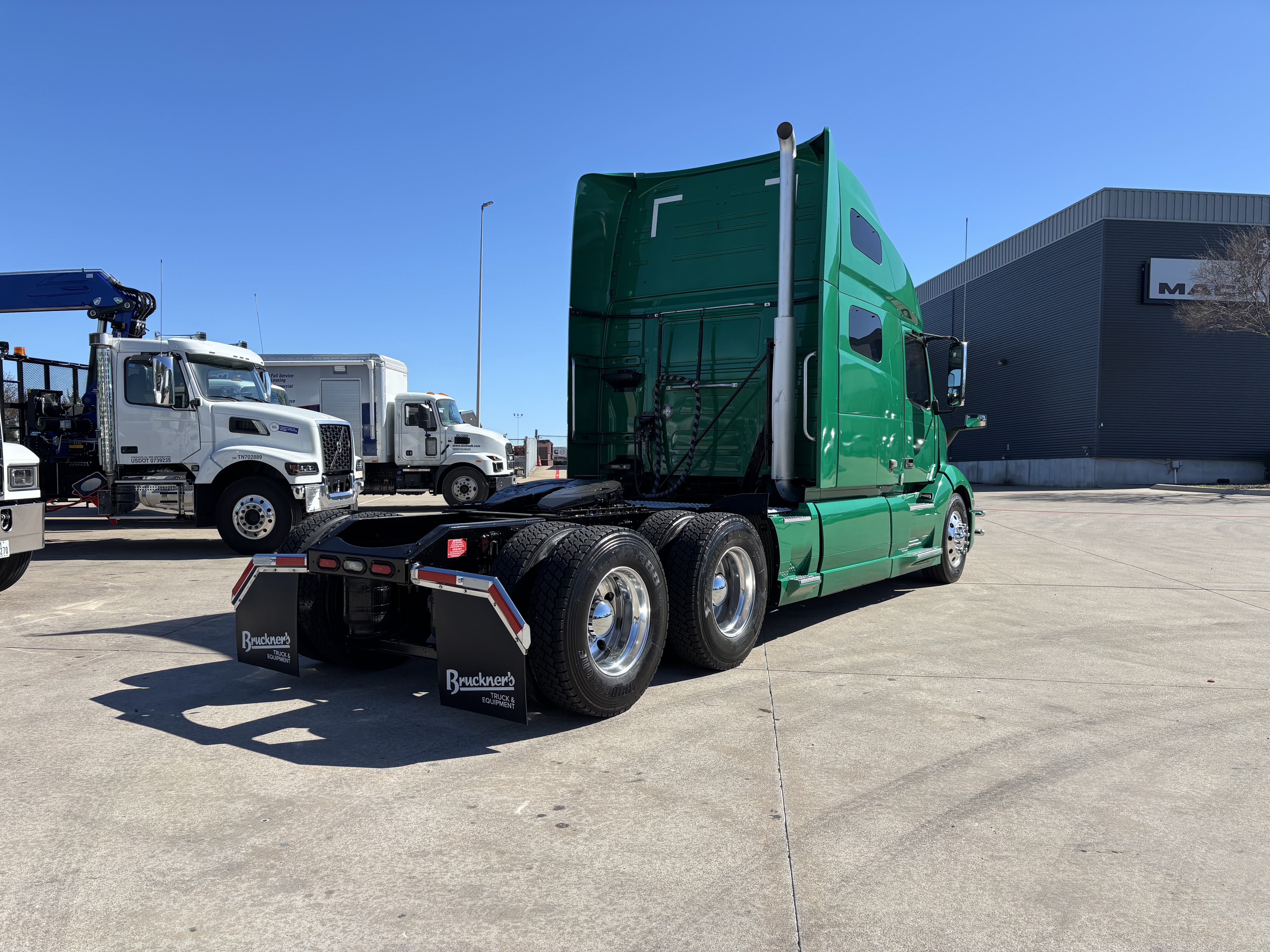 2020 Volvo - image 5