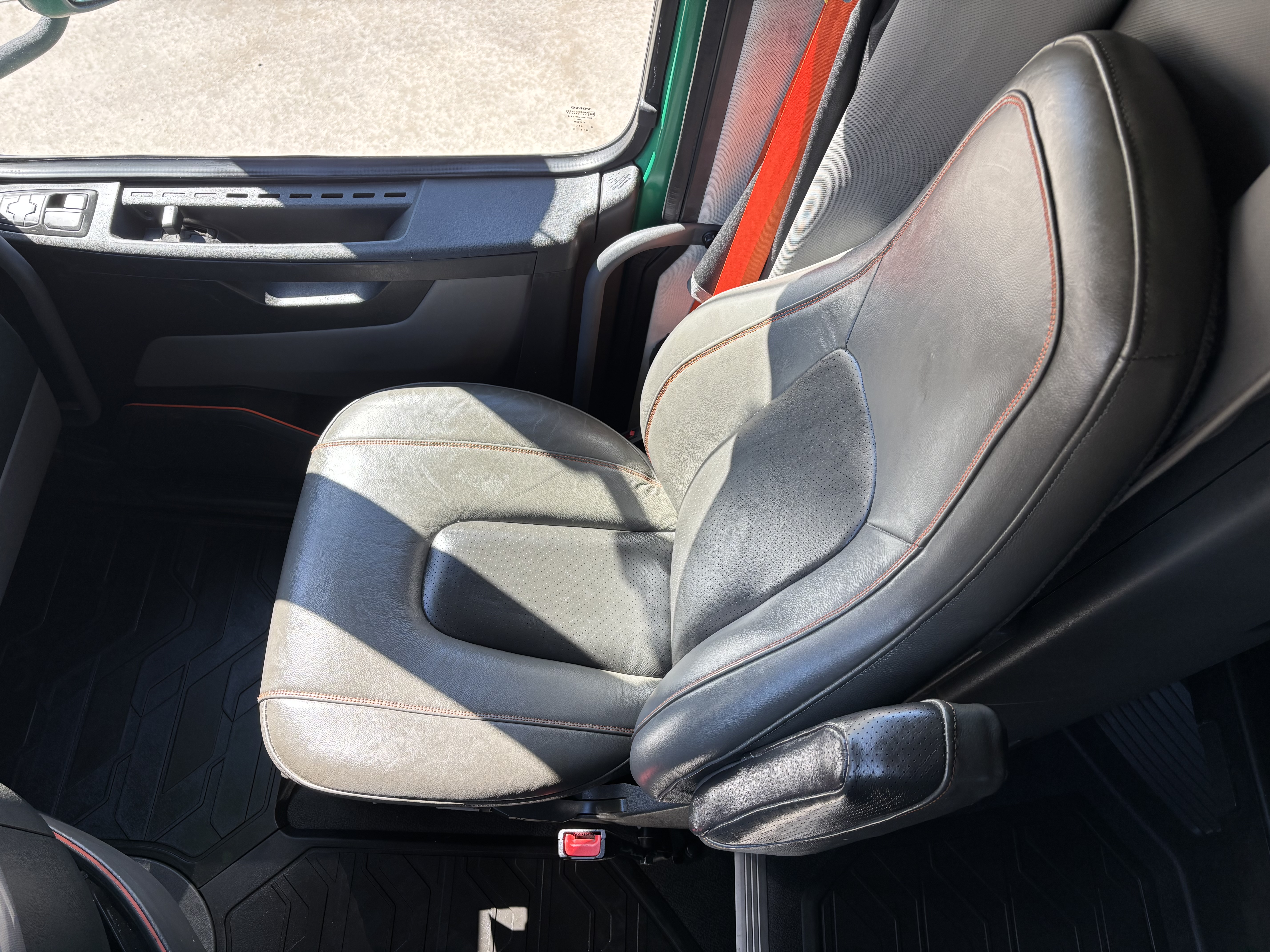 2020 Volvo - image 23