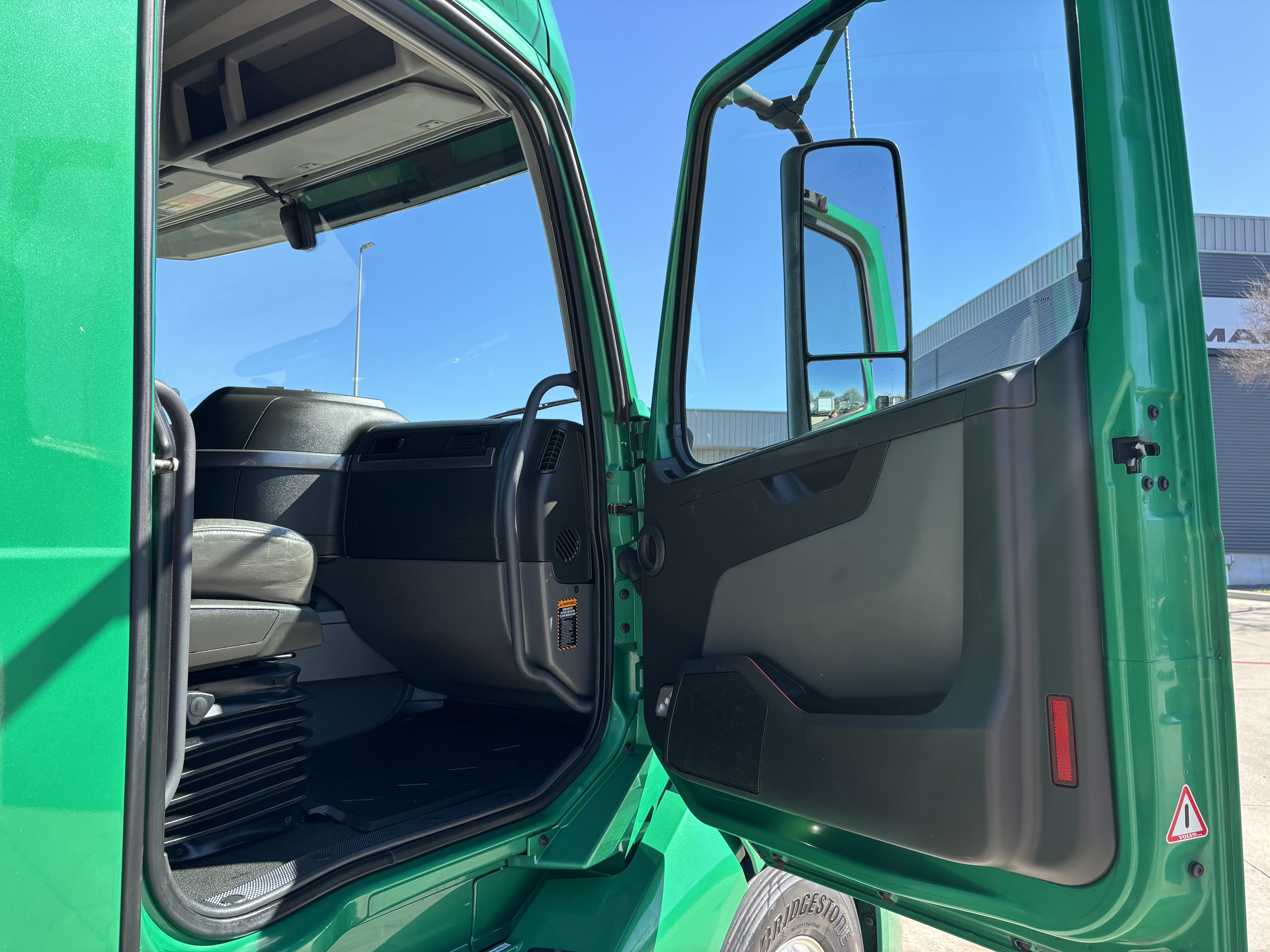 2020 Volvo - image 18