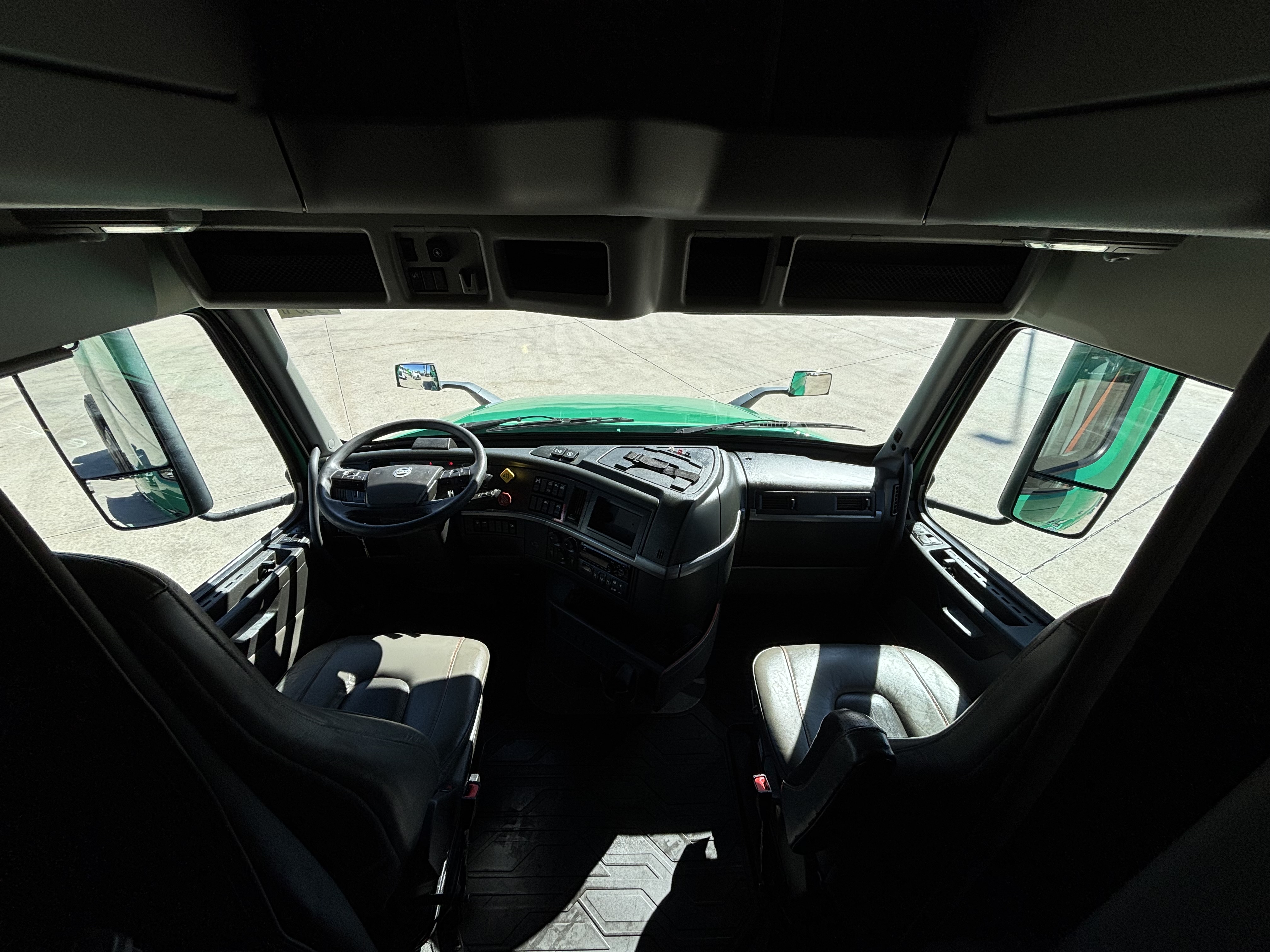 2020 Volvo - image 29